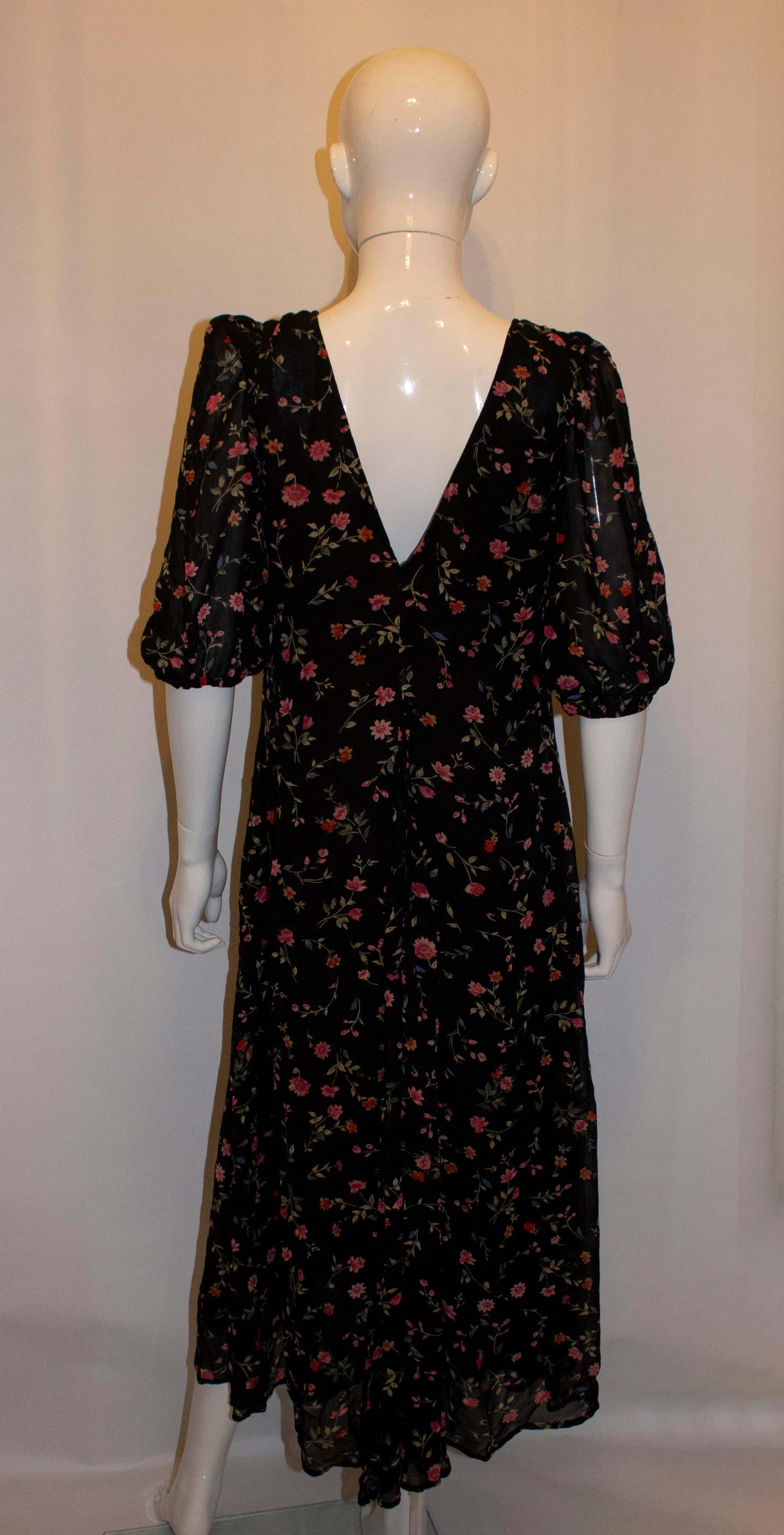 A pretty floral dress by Ganni , great for the party season. The dress has a v neckline , and has a black background with floral print. Size 36, bust 36'',length 50''