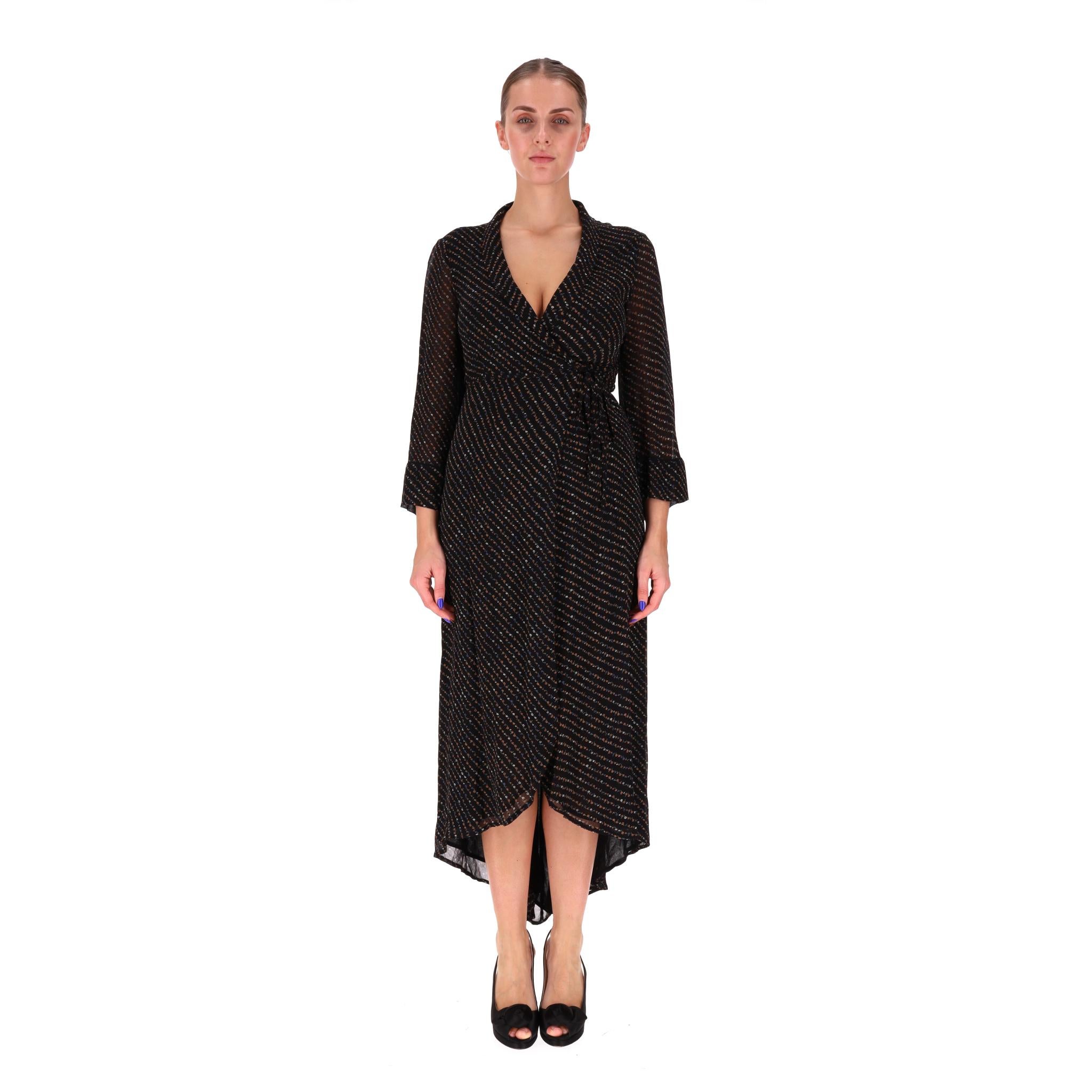 Ganni - Vestito a portafoglio con stampa floreale e orlo asimmetrico

Abito midi nero in viscosa con mini disegno floreale all-over.

Caratterizzato da scollo a V e orlo asimmetrico.

Prezzo di listino circa 250 euro

Taglia - 36FR

Condizioni -