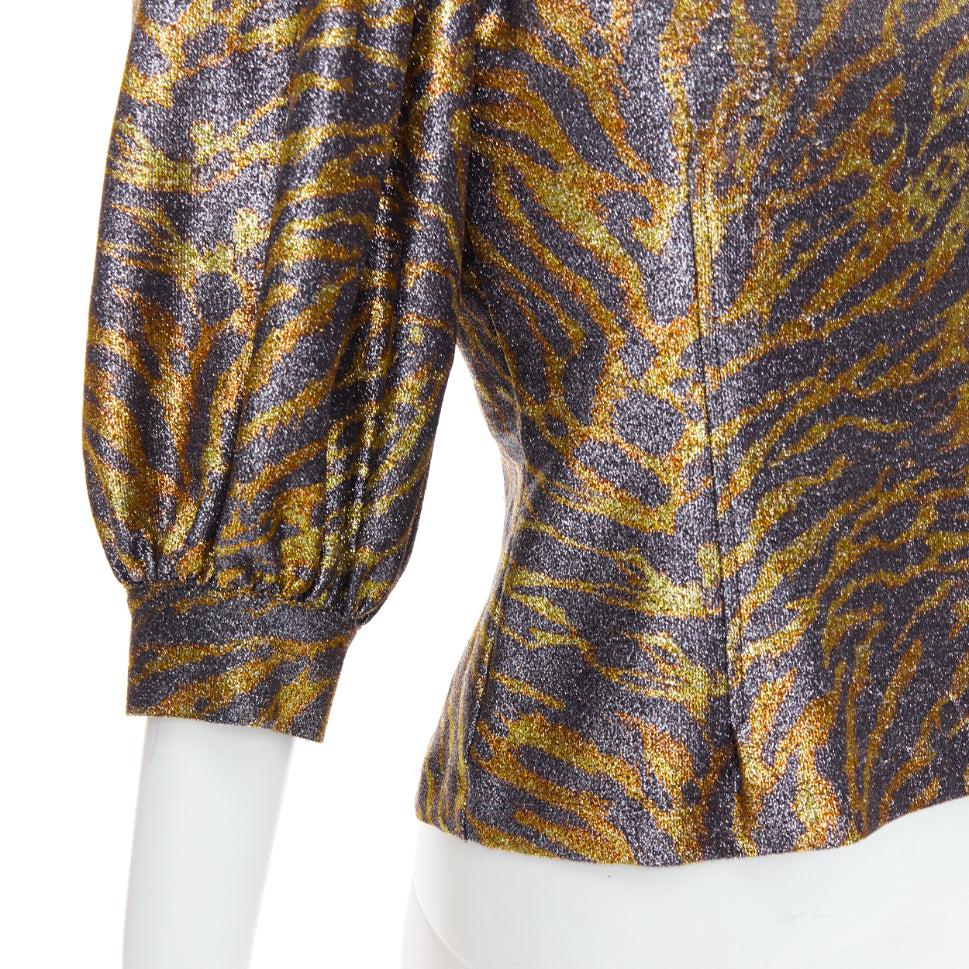GANNI Gold Metallic Tiger Lurex Lame Puffärmel ausgeschnitten Top FR36 S
Referenz: CNLE/A00369
Marke: Ganni
MATERIAL: Polyester, Gemisch
Farbe: Gold, Grau
Muster: Tiermuster
Verschluss: Knopf
Zusätzliche Details: Mit diesem goldenen Oberteil aus