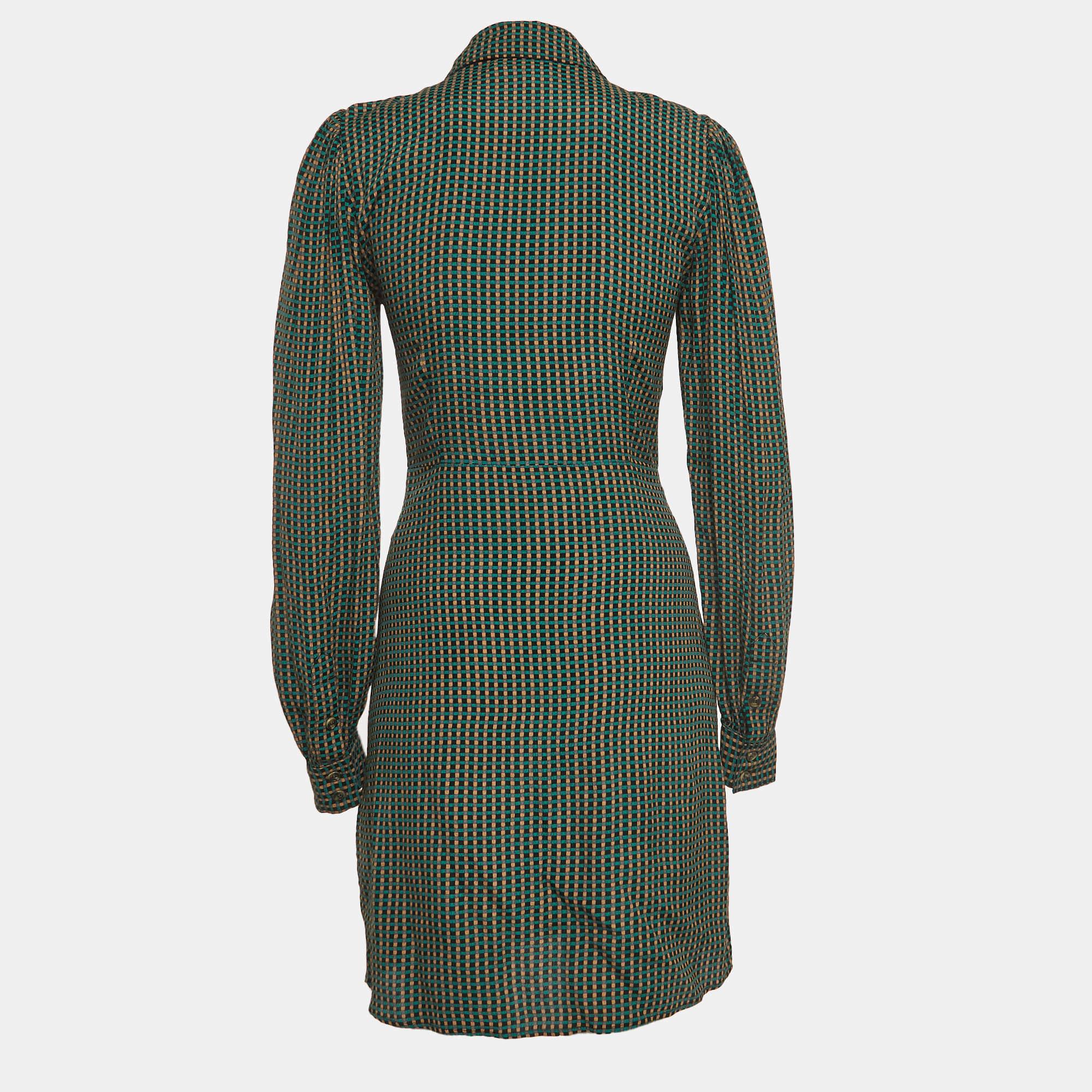 Exhiba un aspecto elegante llevando este precioso vestido de diseño. Confeccionado con un tejido fino, este vestido tiene una silueta chic para un ajuste que enmarca. Estilice la creación con accesorios chic y zapatos de salón.
