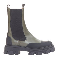 Ganni Kalamata, pelle verde militare, gomma e tasselli elastici, stivali alti EU39