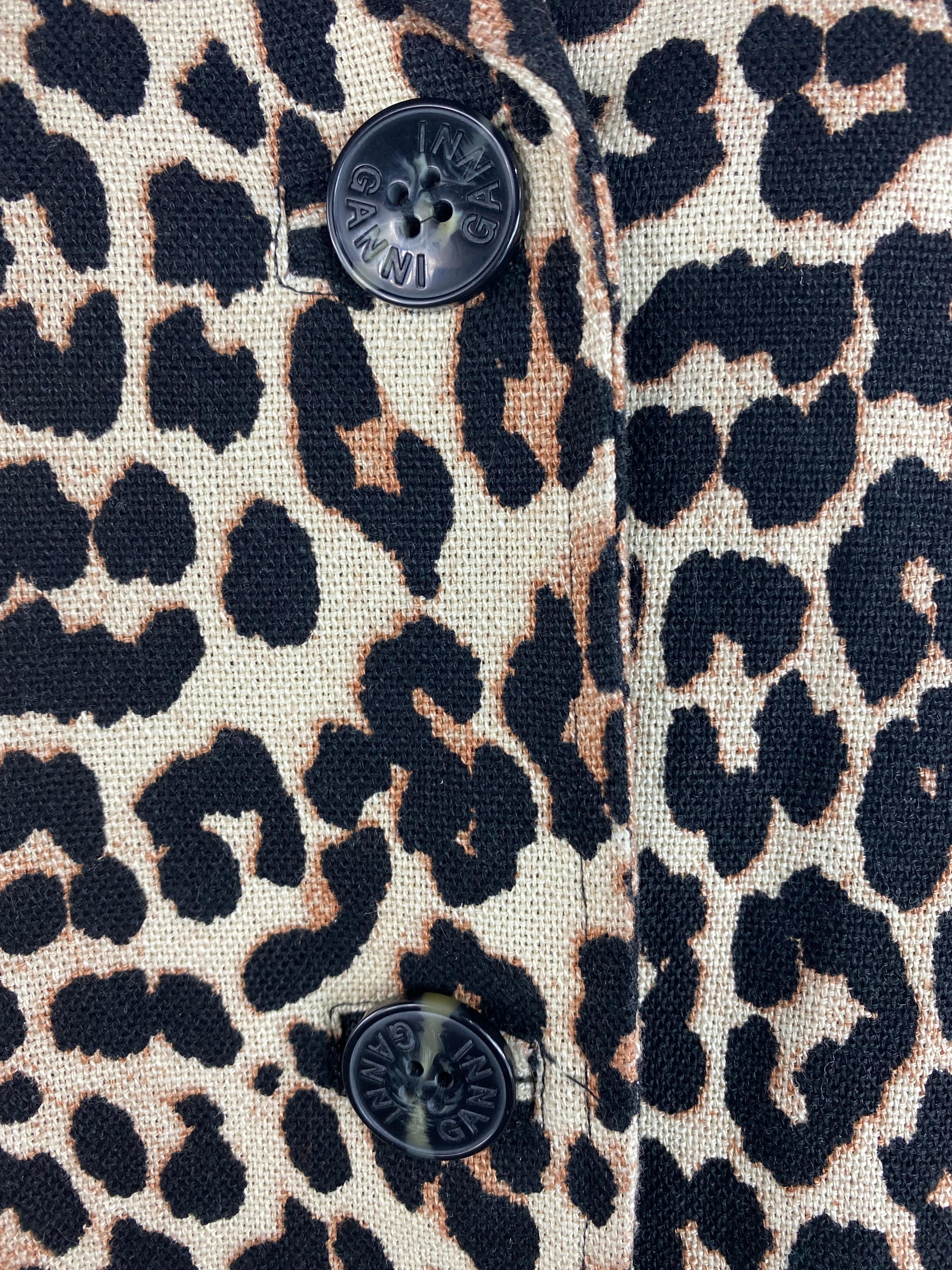 Product details:

The coat features animal print with front button closure, side pockets, 3/4 sleeves length and rear slit detail.