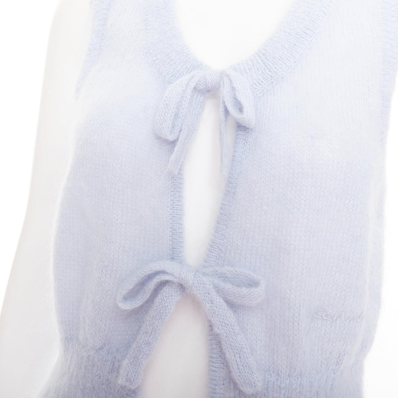 GANNI Hellblauer Mohair Wollpullover mit dreifacher Fliege, Weste XS
Referenz: KYCG/A00197
Marke: Ganni
MATERIAL: Mohair, Wolle
Farbe: Blau
Muster: Solide
Verschluss: Pullover
Zusätzliche Details: Diese moderne Variante der klassischen Weste