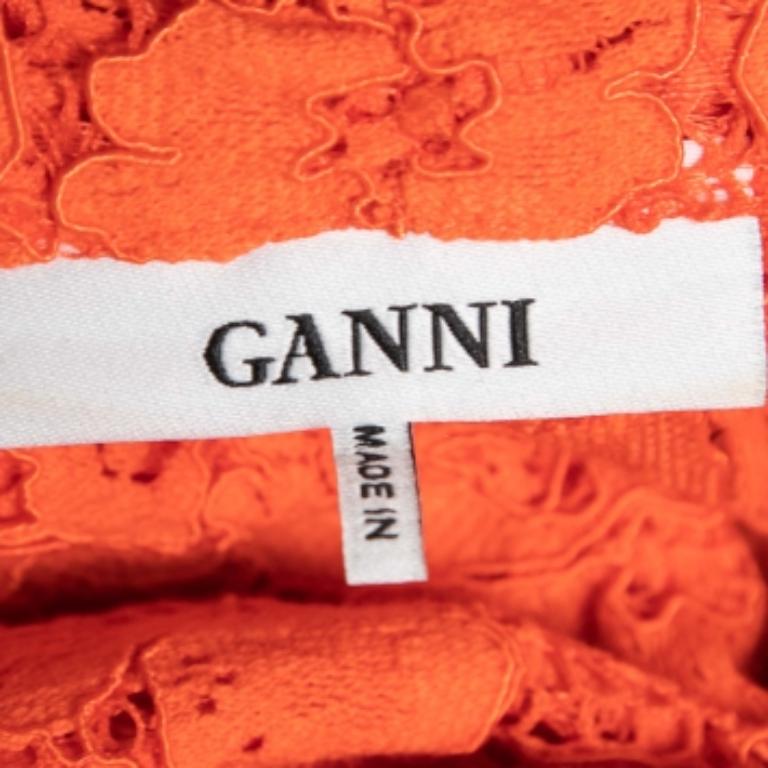 Un bellissimo pizzo floreale avvolge questo top di Ganni per dare un tocco chic e femminile al tuo outfit. Caratterizzato da una bella tonalità arancione, da formazioni a strati e da uno stile senza maniche, questo top è rifinito da bordi in pizzo e