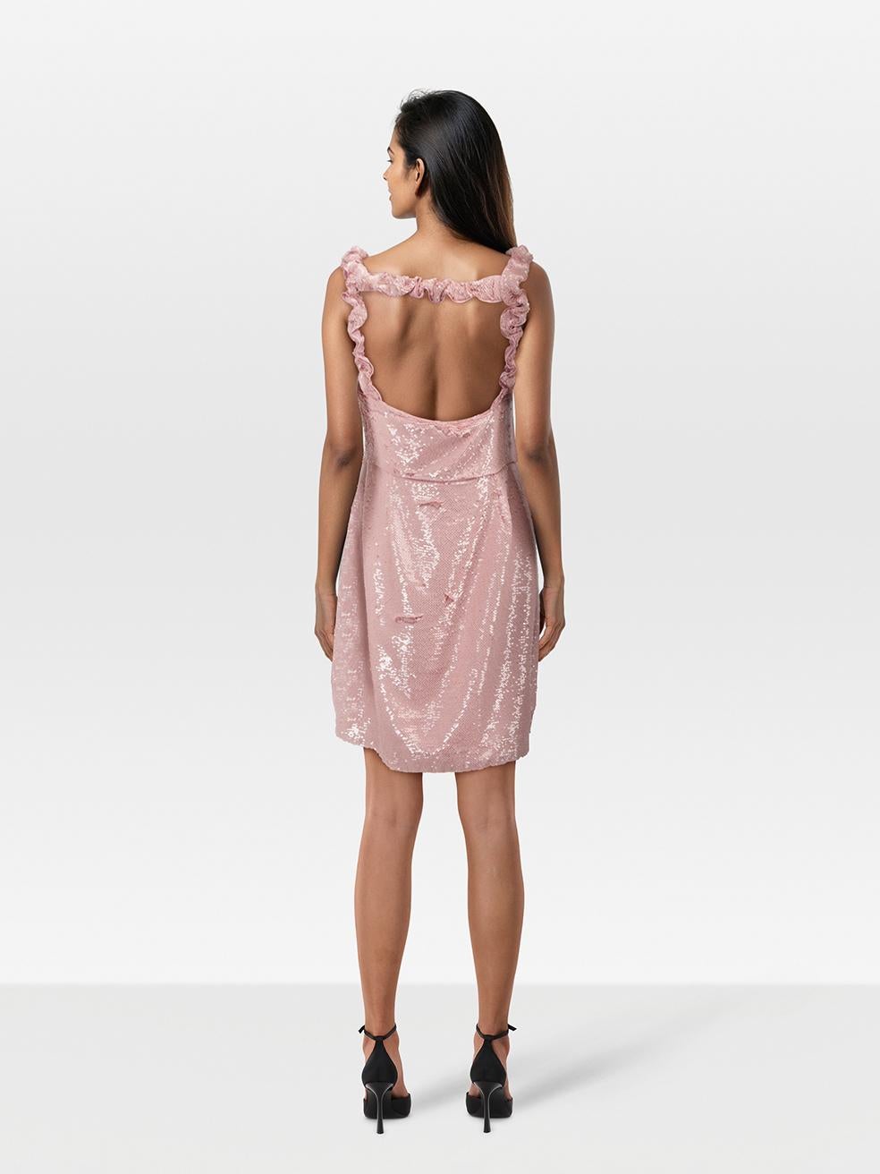L'ÉTAT est très bon. L'usure de la robe est minime. Des plis au tissage à travers la doublure de cet article de revente de designer Ganni usagé.
 

 Détails
 

 

 Rose
 

 Polyester
 

 Robe
 

 Mini
 

 Sans manches
 

 Paillettes embellies
 

