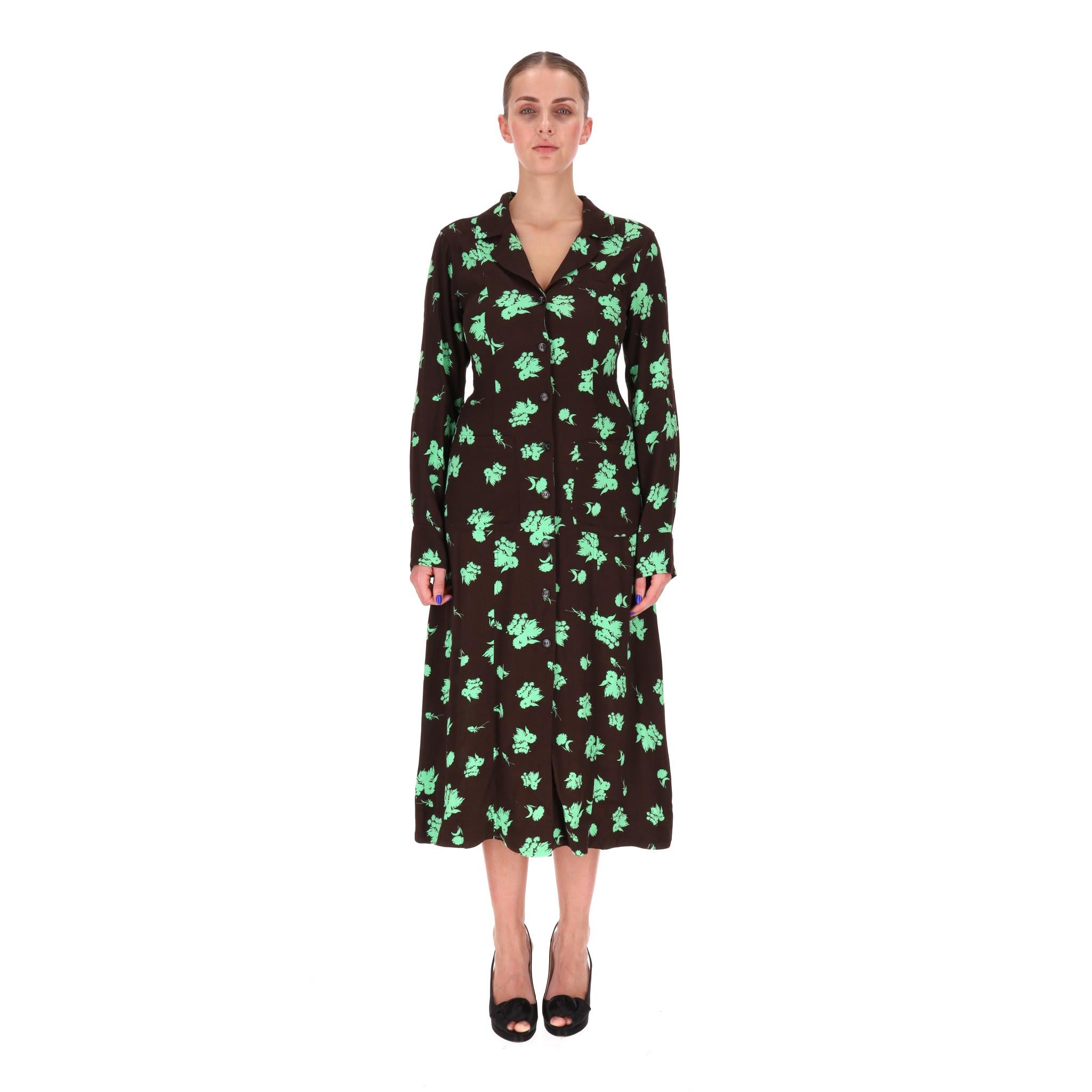 Ganni - Robe chemise en crêpe imprimé

Robe chemise en viscose marron foncé, ornée d'un imprimé floral vert.

Col en V, fermeture à bouton central et longueur midi.

Rrp Approx. £230

Taille - 36FR

État - Très bon

Composition - 50% Viscose LENZING