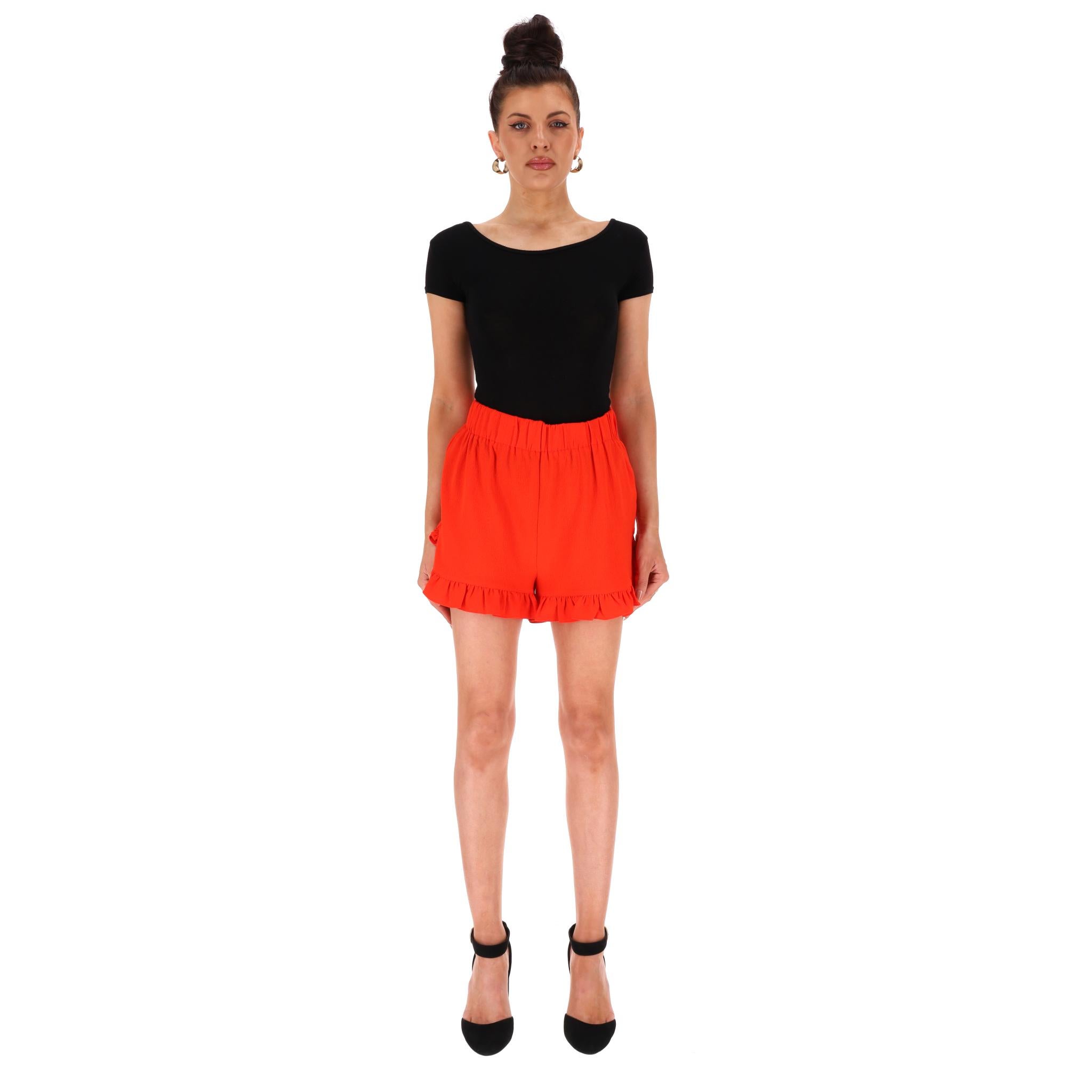 Ganni Shorts mit Rüschenbesatz

Leuchtend rote 'Clark' Shorts mit Rüschenbesatz und elastischem Bund.

Preis ca. £130

Größe - 36FR

Zustand - Sehr gut

Zusammensetzung - 97% Polyester, 3% Elasthan