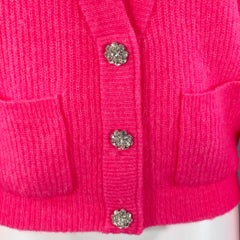 Cardigan court GANNI, taille M, rose vif, mélange d'alpaga, strass