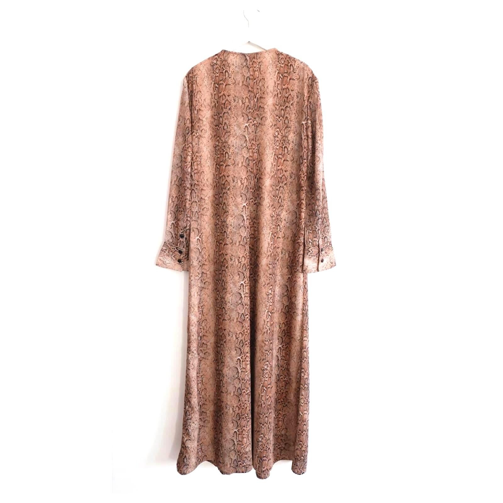 Ungetragenes Maxikleid mit Schlangendruck von Ganni im entspannten Chic. Es ist aus recyceltem Polyester-Crêpe gefertigt und hat einen Reißverschlussausschnitt. Die ausgestellte Silhouette wird von langen Ärmeln mit Zierbündchen eingerahmt. Größe