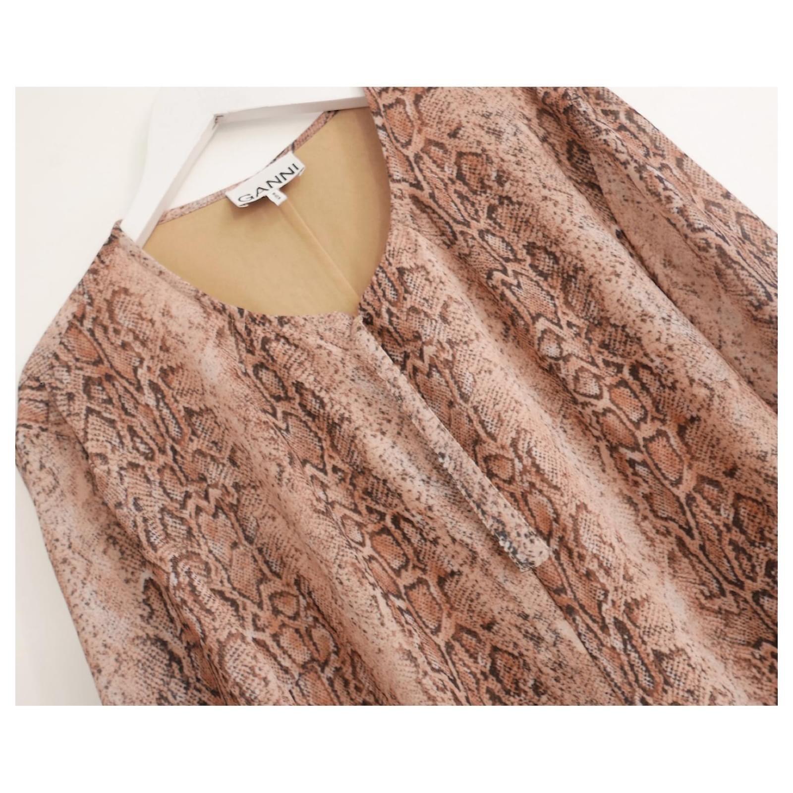 Ganni Langärmeliges Maxikleid aus recyceltem Crêpe mit Schlangenmuster (Braun) im Angebot