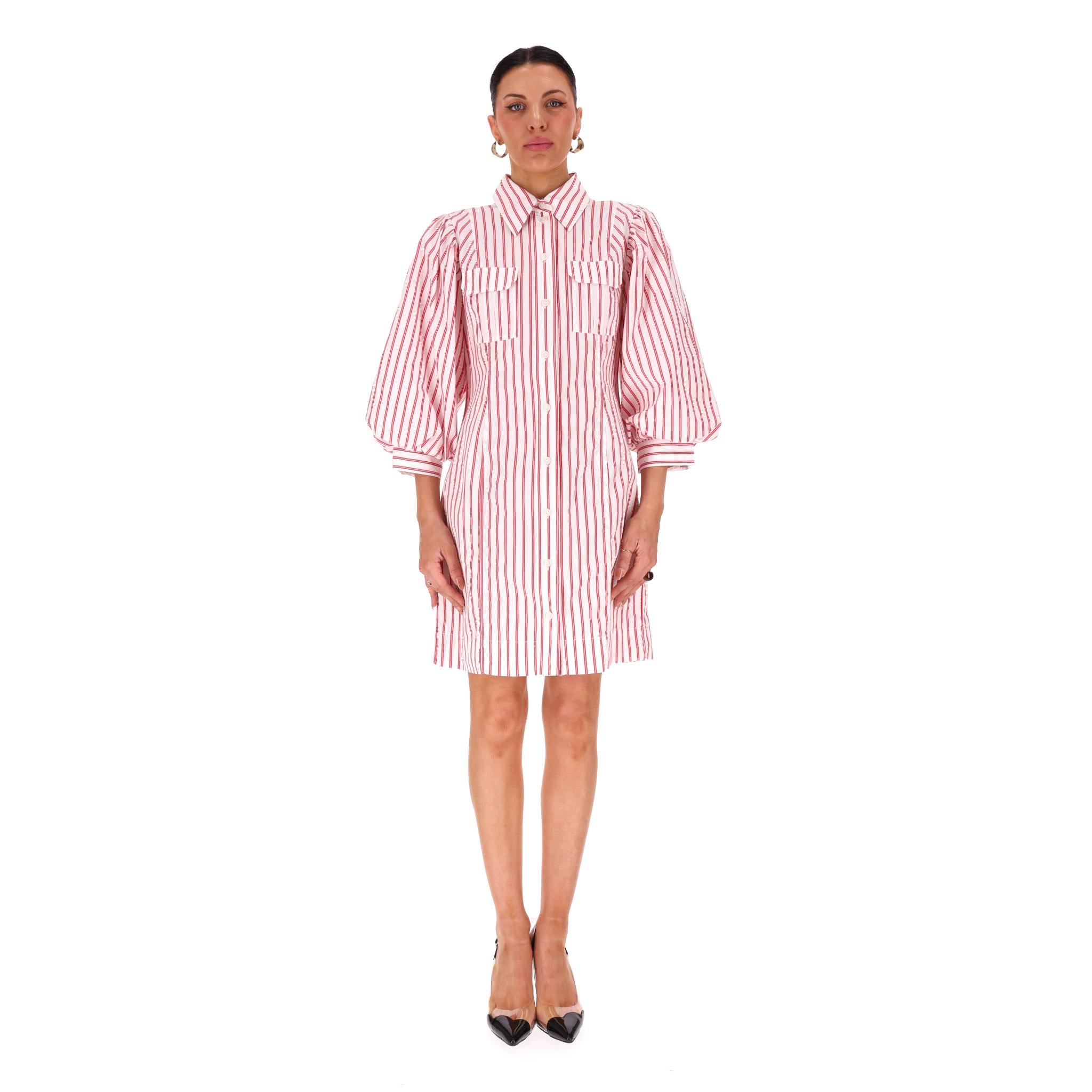 Ganni - Robe chemise en coton rayé

Mini robe blanche en coton au motif rayé rose.

Col pointu et coutures froncées pour une taille ajustée.

Il est doté de manches ballon et d'une fermeture à bouton central.

Rrp Approx. £250

Taille - 42IT

Condit