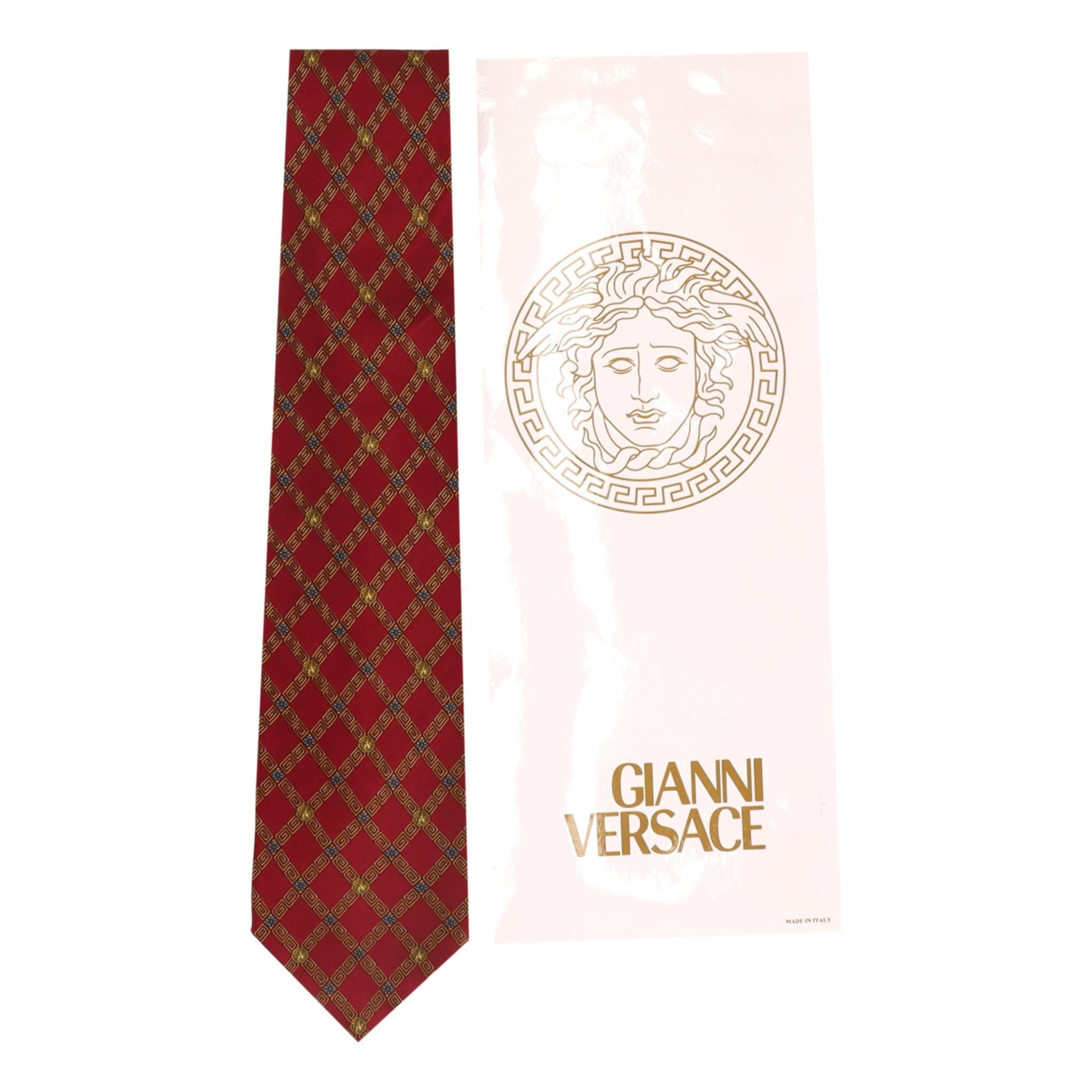Ganni - Versace - Cravate en soie imprimée

Cravate rouge entièrement réalisée en soie et conçue avec l'imprimé géométrique à motif Greca, signature de la marque, en or.

Livrés dans leur emballage d'origine.

Rrp Approx. £190

Taille - Longueur