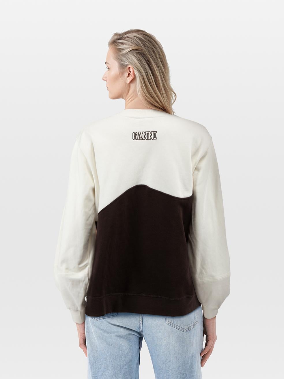 CONDIT ist sehr gut. Das Sweatshirt weist nur minimale Gebrauchsspuren auf. Verfärbungen an der Innenseite des Halsausschnitts, an beiden Ärmeln und auf der Vorderseite dieses gebrauchten Ganni Designer-Wiederverkaufsartikels. Bei Verfärbungen ist
