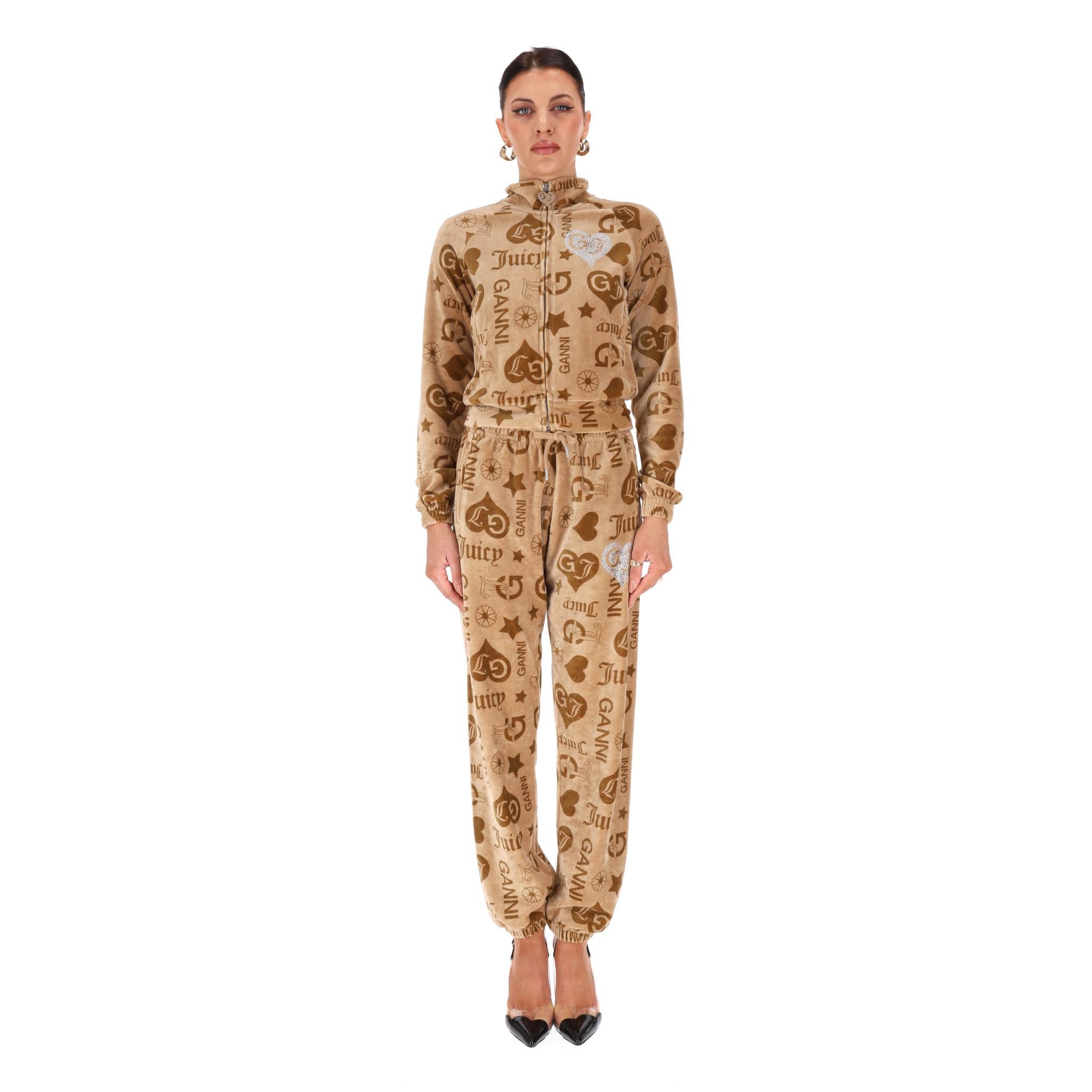 We Adore - Ganni x Juicy Couture Y2K Velour Logo & Crystal Two-Piece Tracksuit Set

Beige tracksuit consisting of a velour zip-up hoodie and matching sweatpants designed with all-over logo prints in brown.

Adorned with crystal-encrusted logos and