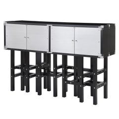 Armario industrial moderno para licores. Por Peter Harrison. Barra de metal y madera negra.