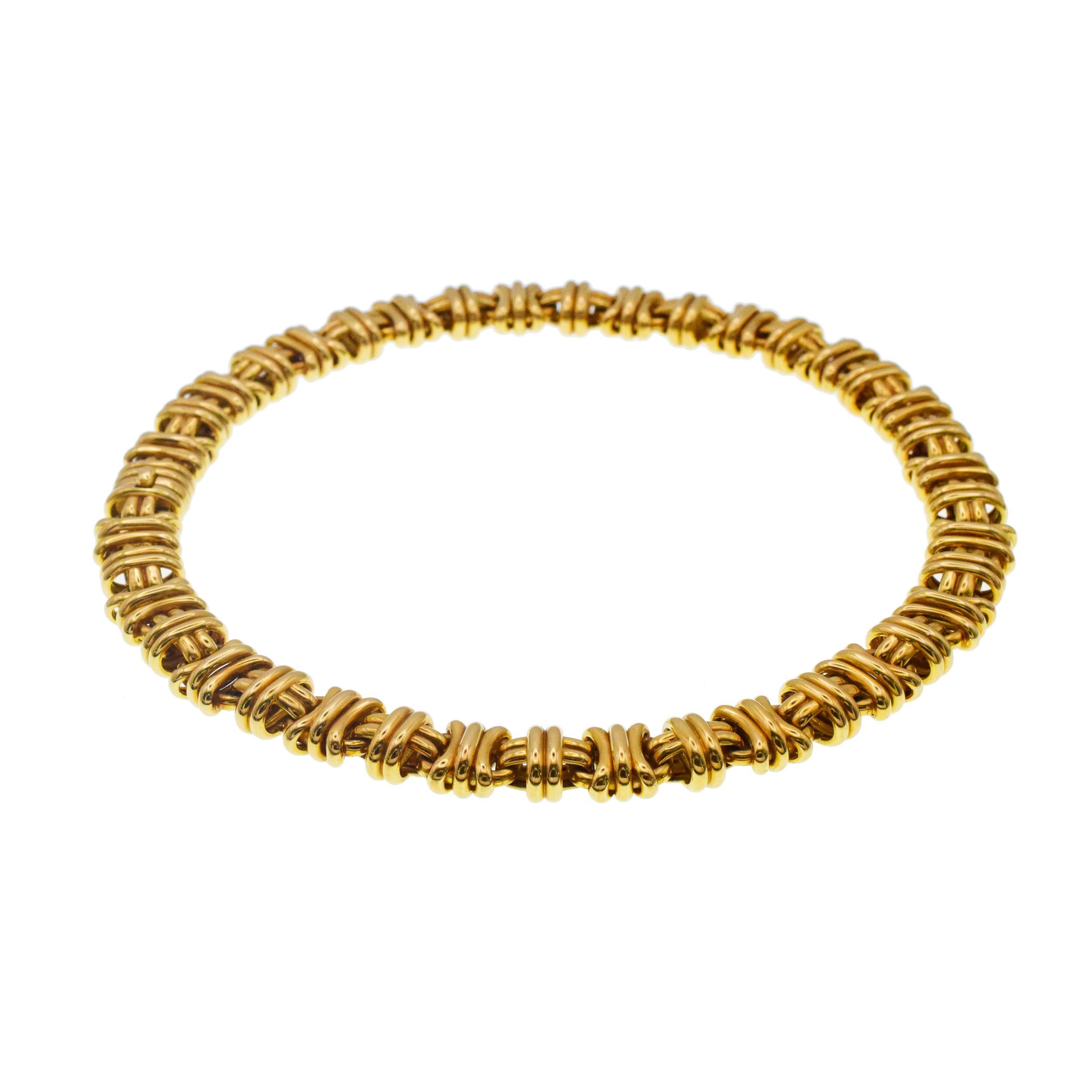 Garrard Collar de eslabones de oro Este collar tiene eslabones de oro
motivo todo en oro amarillo de18 k, firmado Garrard, con marca de ensaye italiana,Longitud 17 pulgadas. Peso: 130 g