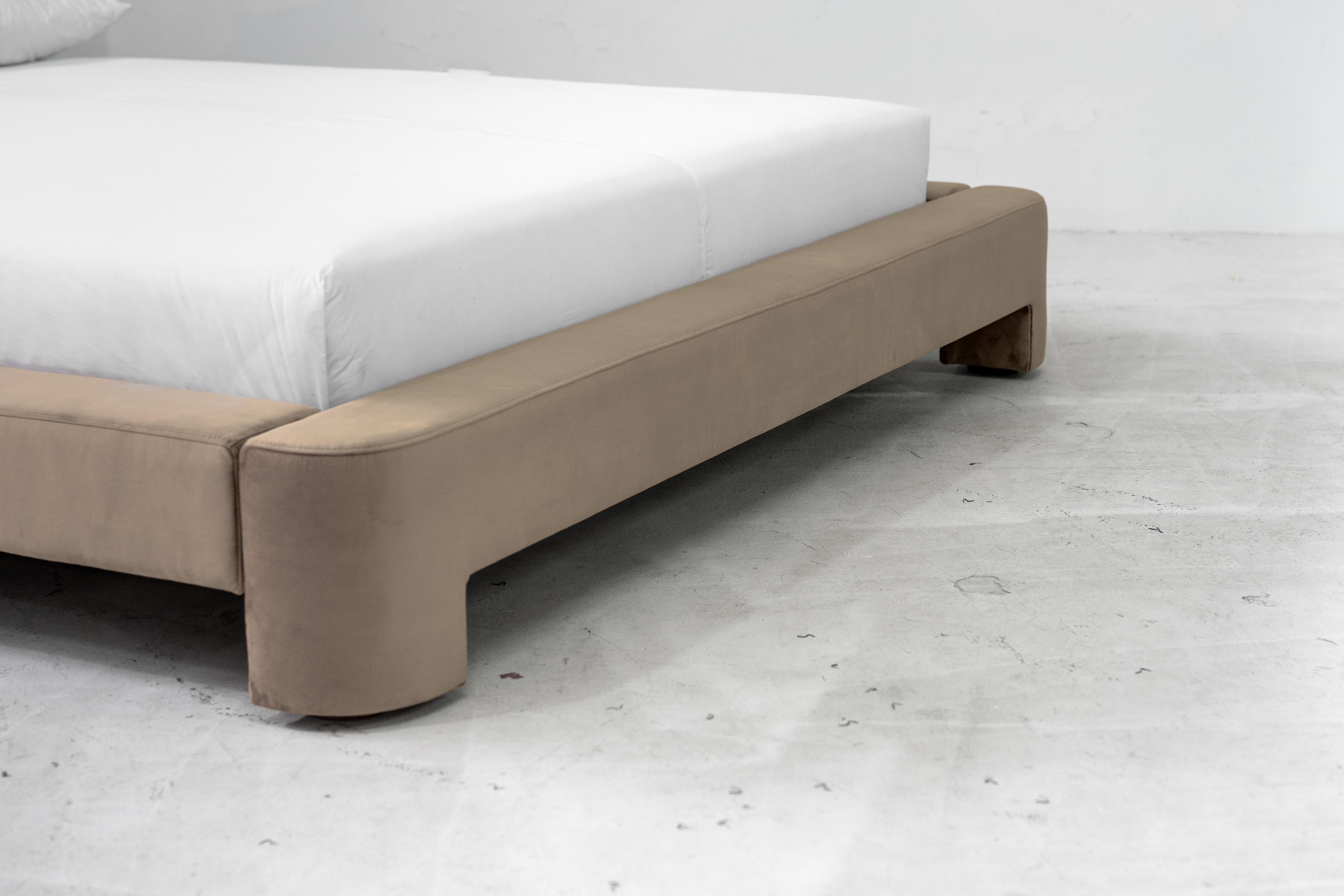 Letto Gar, Letto imbottito in velluto in vendita 5