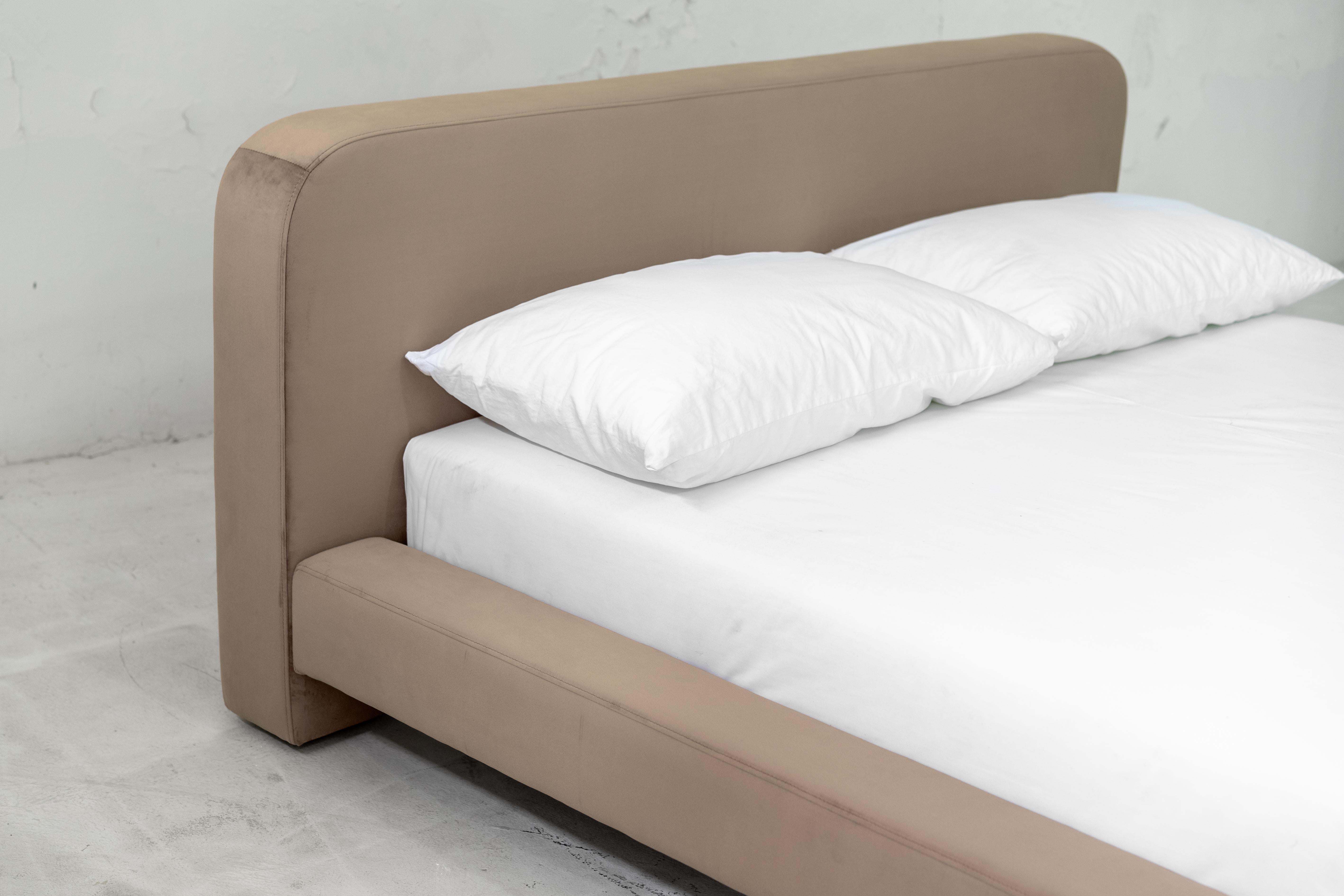 Letto Gar, Letto imbottito in velluto in vendita 6