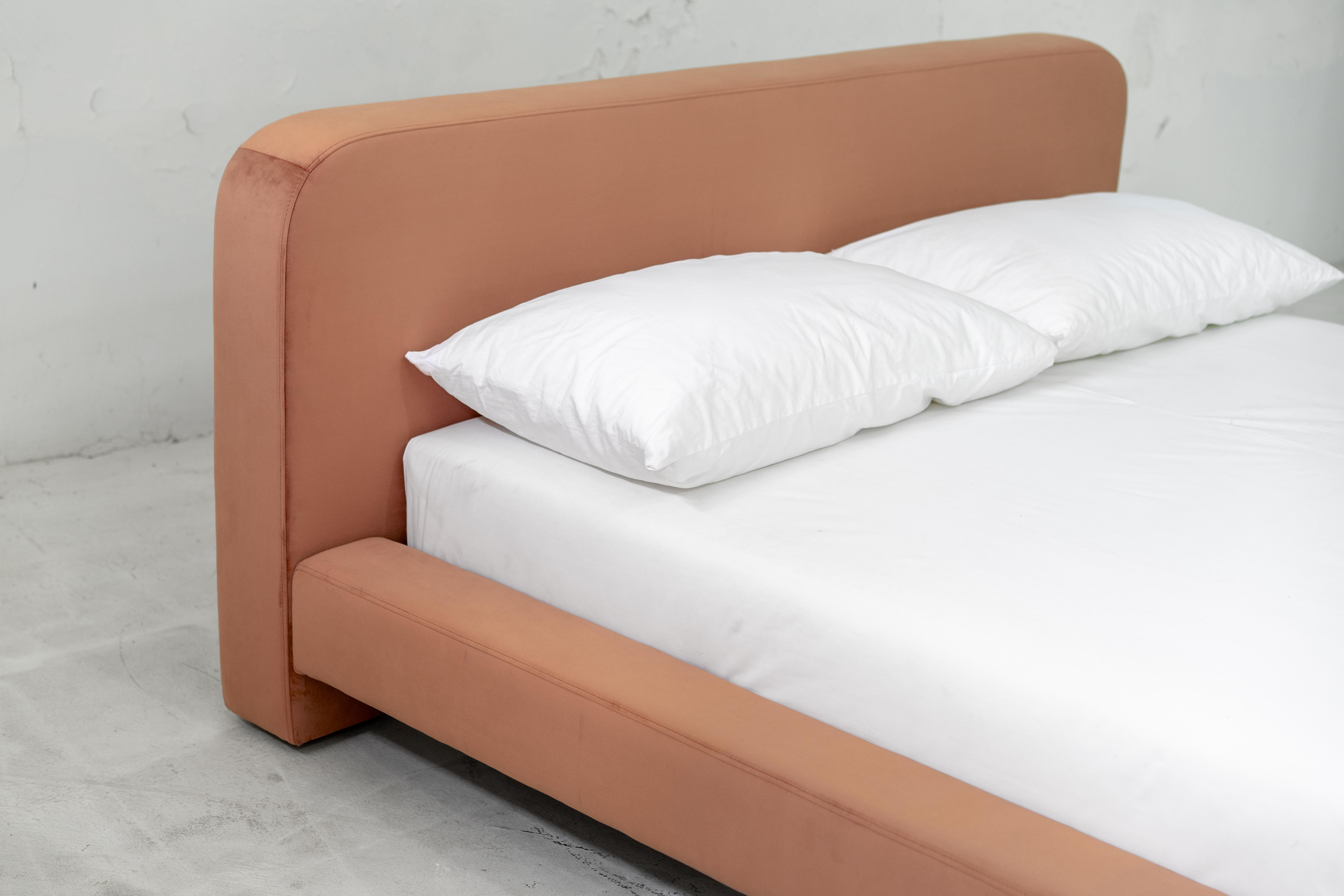 Letto Gar, Letto imbottito in velluto in vendita 7