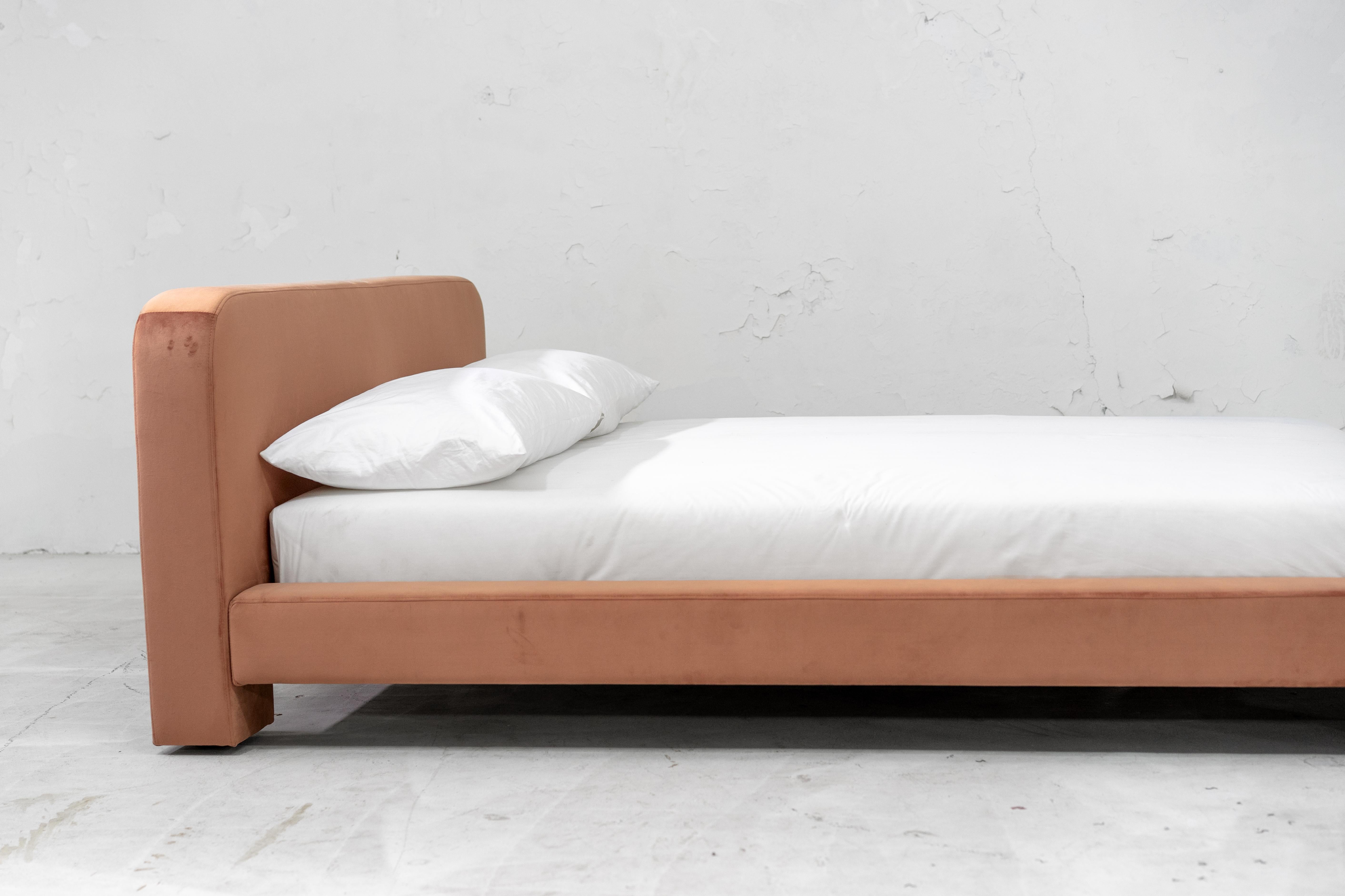 Letto Gar, Letto imbottito in velluto in vendita 9
