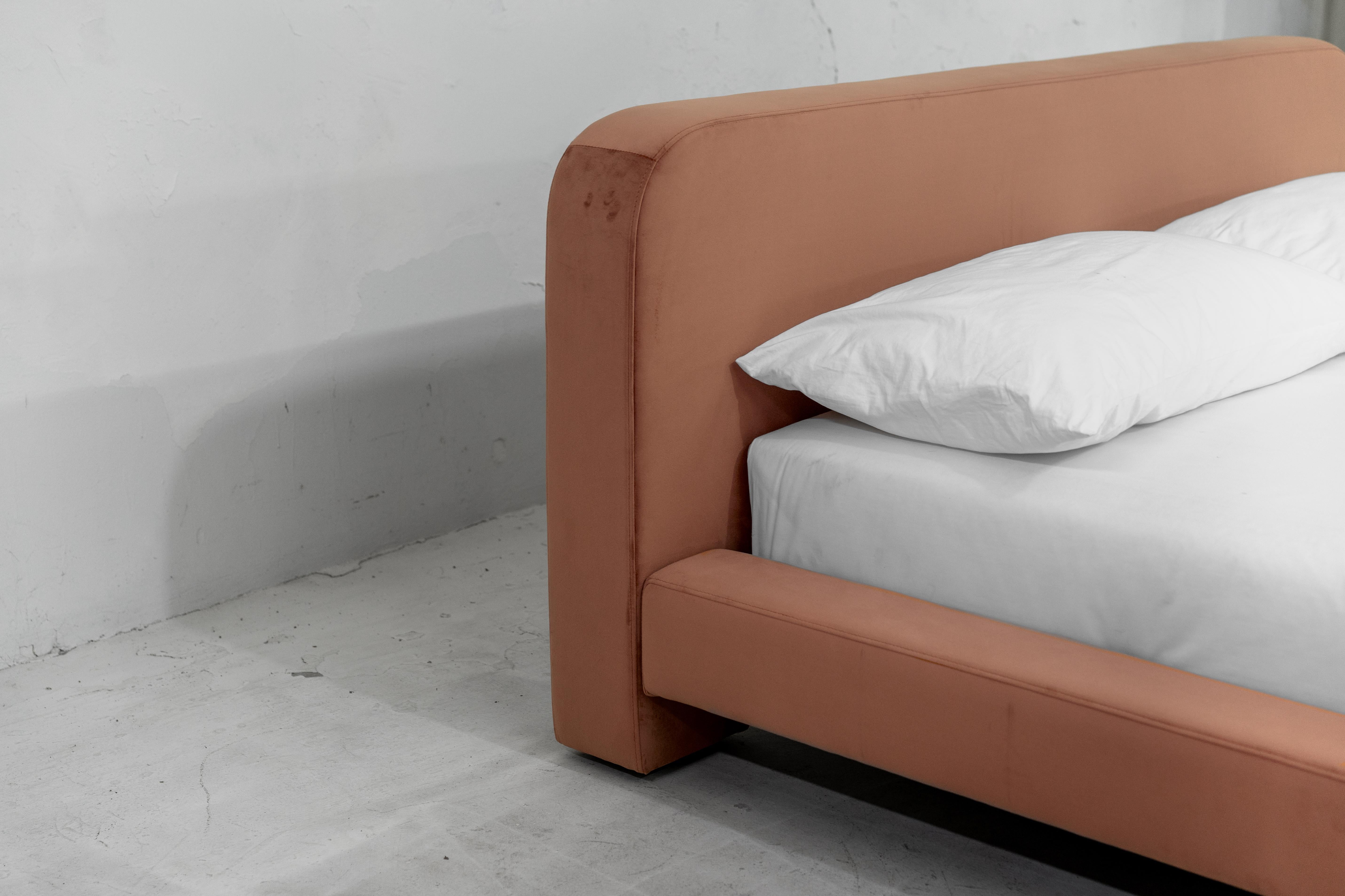 Letto Gar, Letto imbottito in velluto in vendita 10