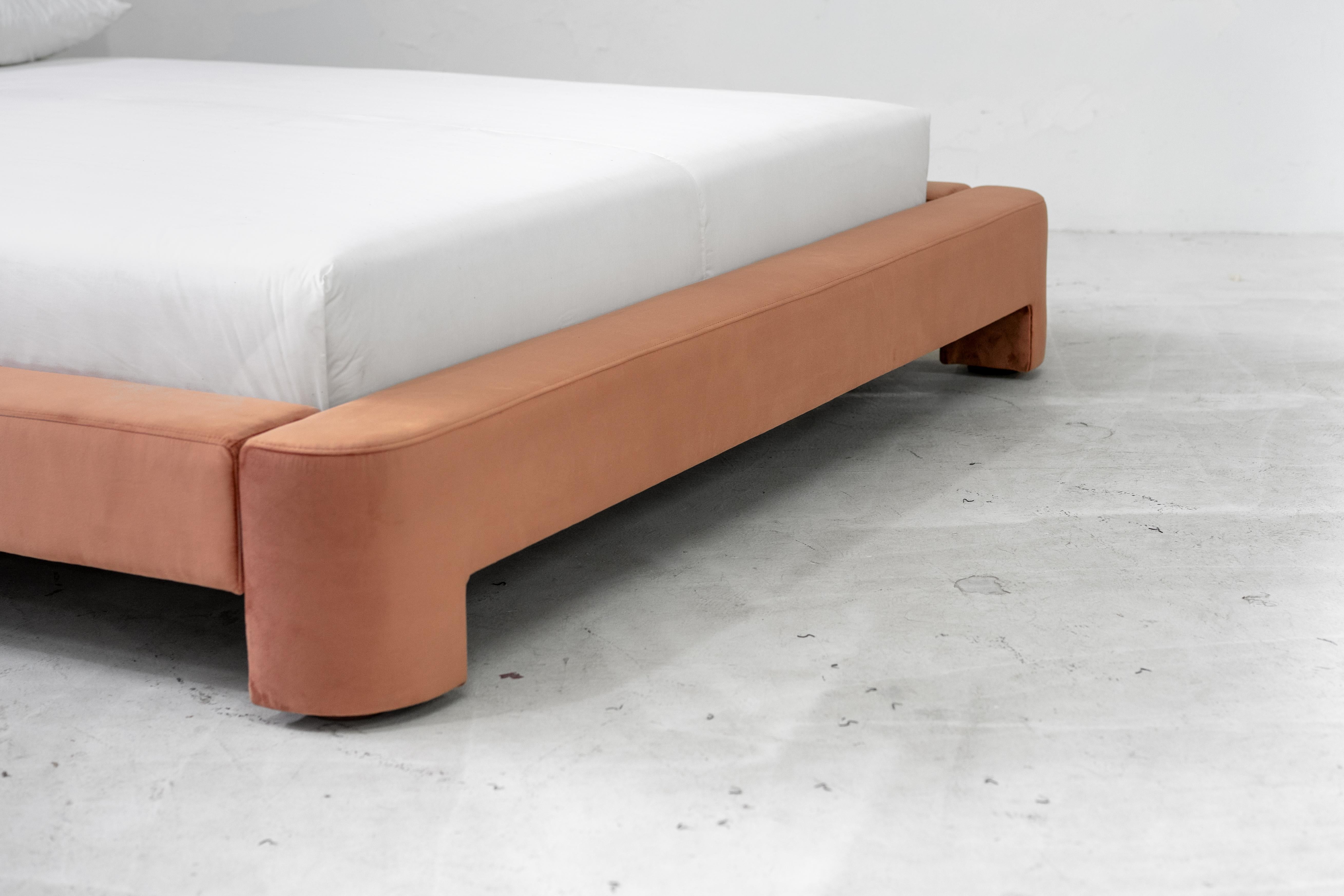 Letto Gar, Letto imbottito in velluto in vendita 11