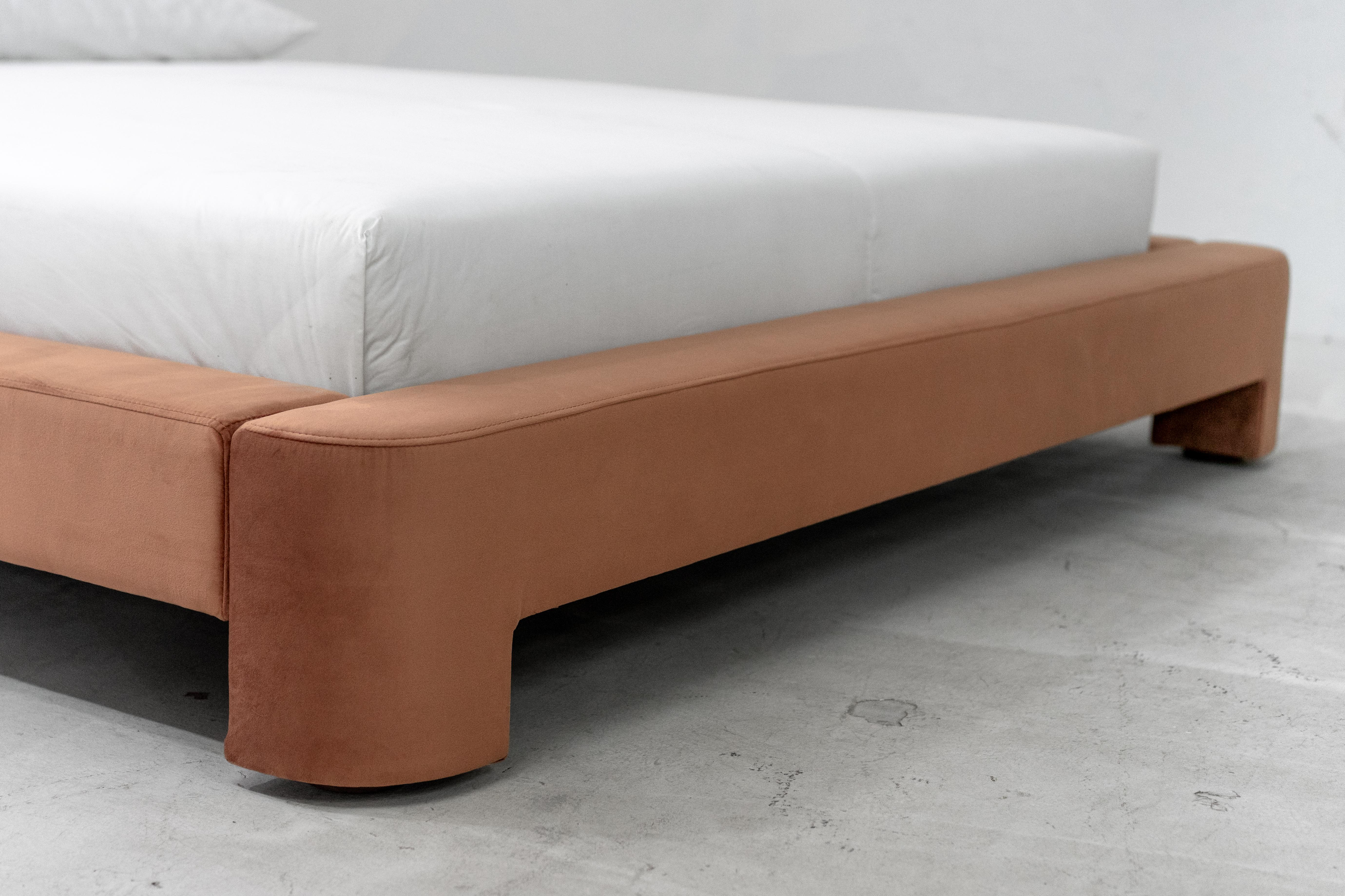Letto Gar, Letto imbottito in velluto in vendita 14