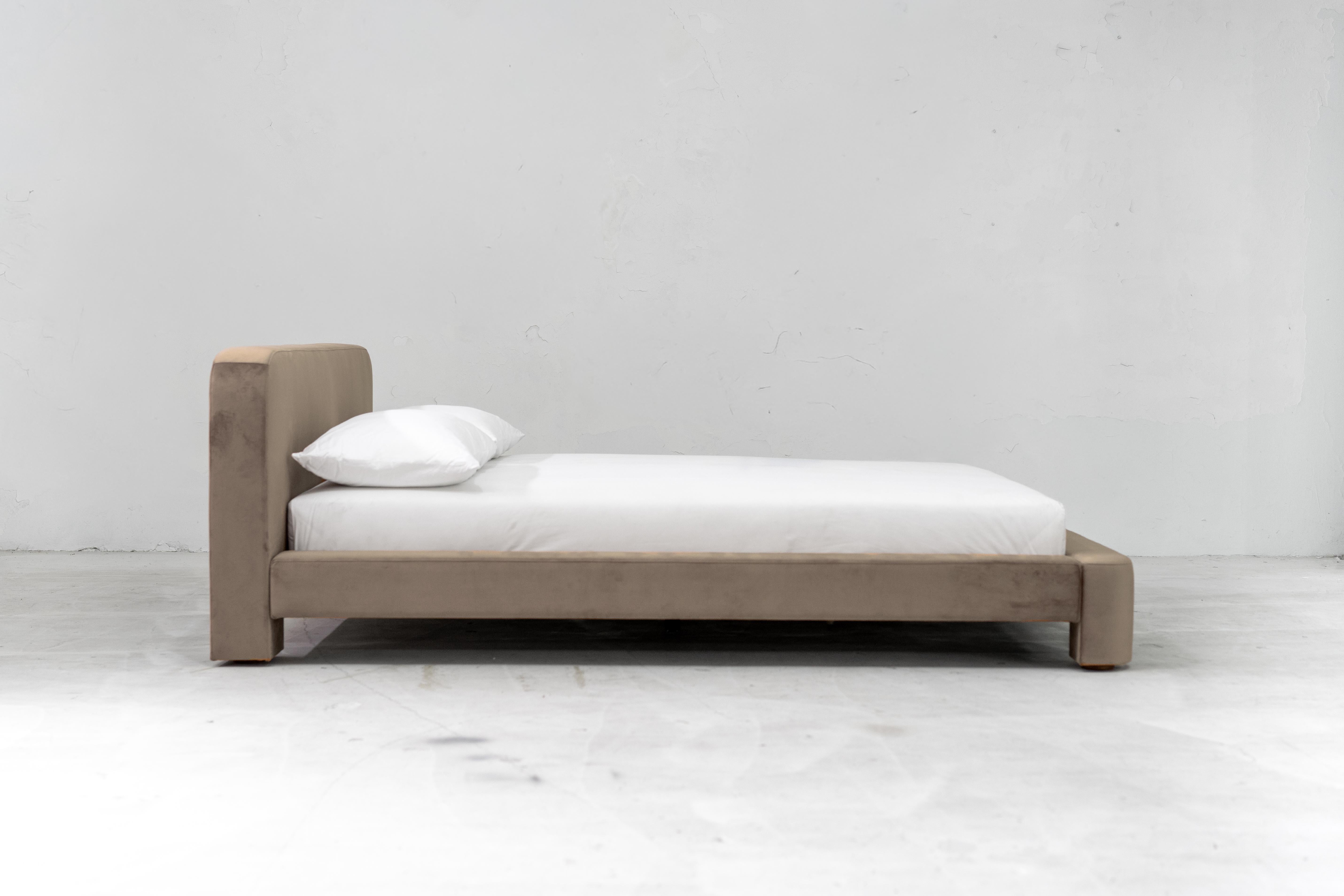Quando abbiamo progettato il letto Gar, avevamo in mente un letto imbottito che rispondesse a tutti i requisiti e avesse un aspetto classico e senza tempo. Volevamo comfort, una buona testiera per appoggiarsi, angoli pratici per proteggere le
