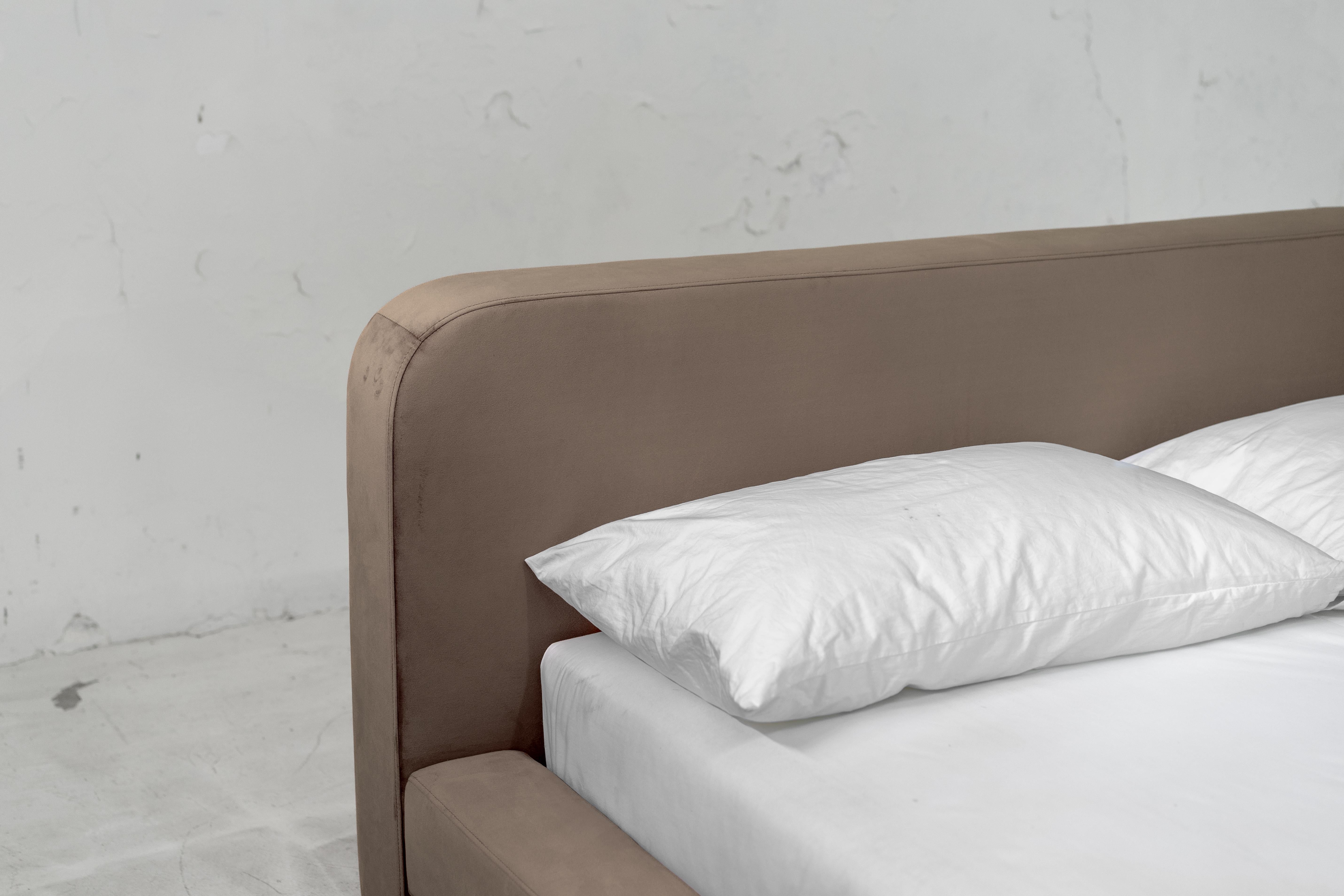 Letto Gar, Letto imbottito in velluto In condizioni Nuovo in vendita a San Jose, CA