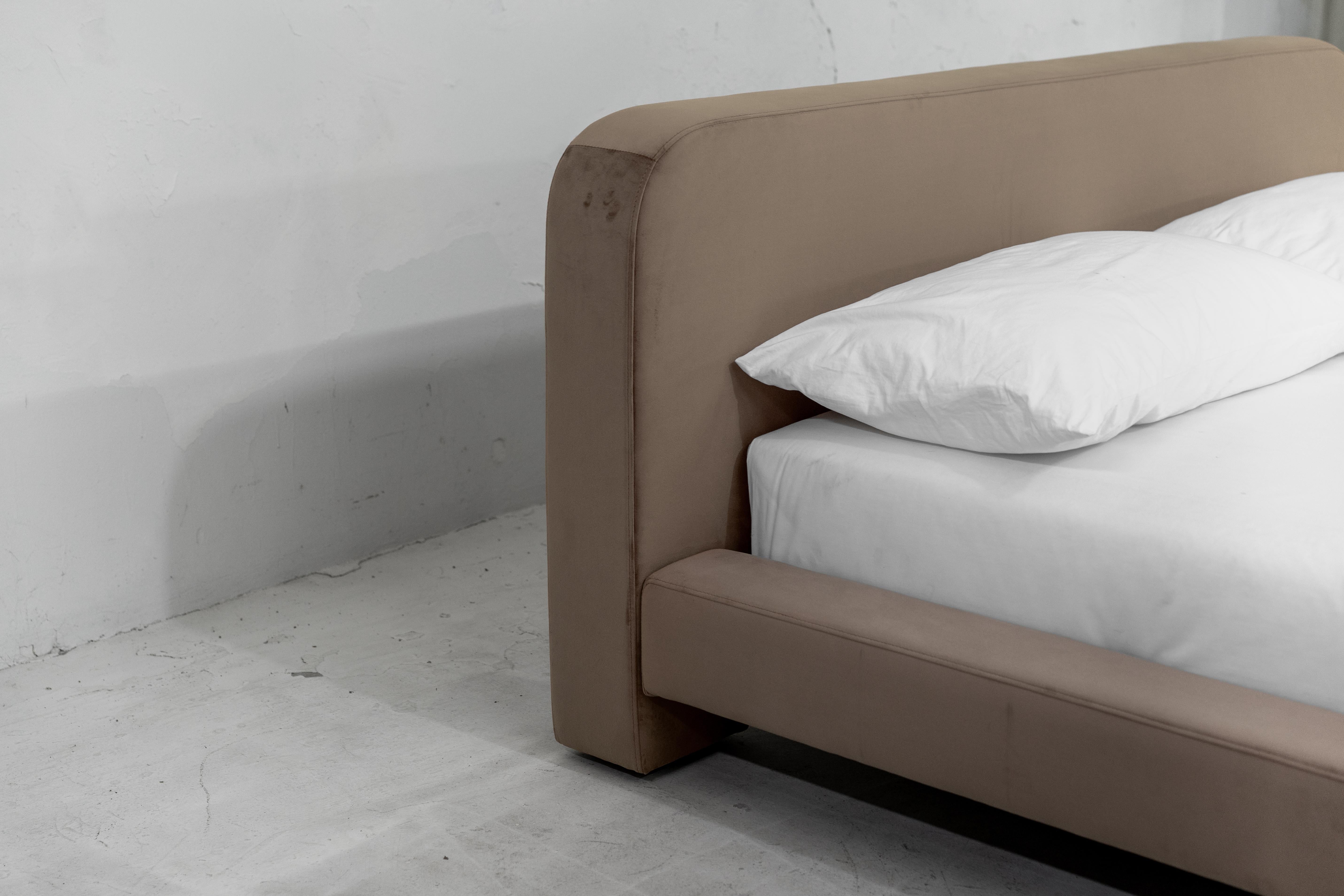 Letto Gar, Letto imbottito in velluto in vendita 1