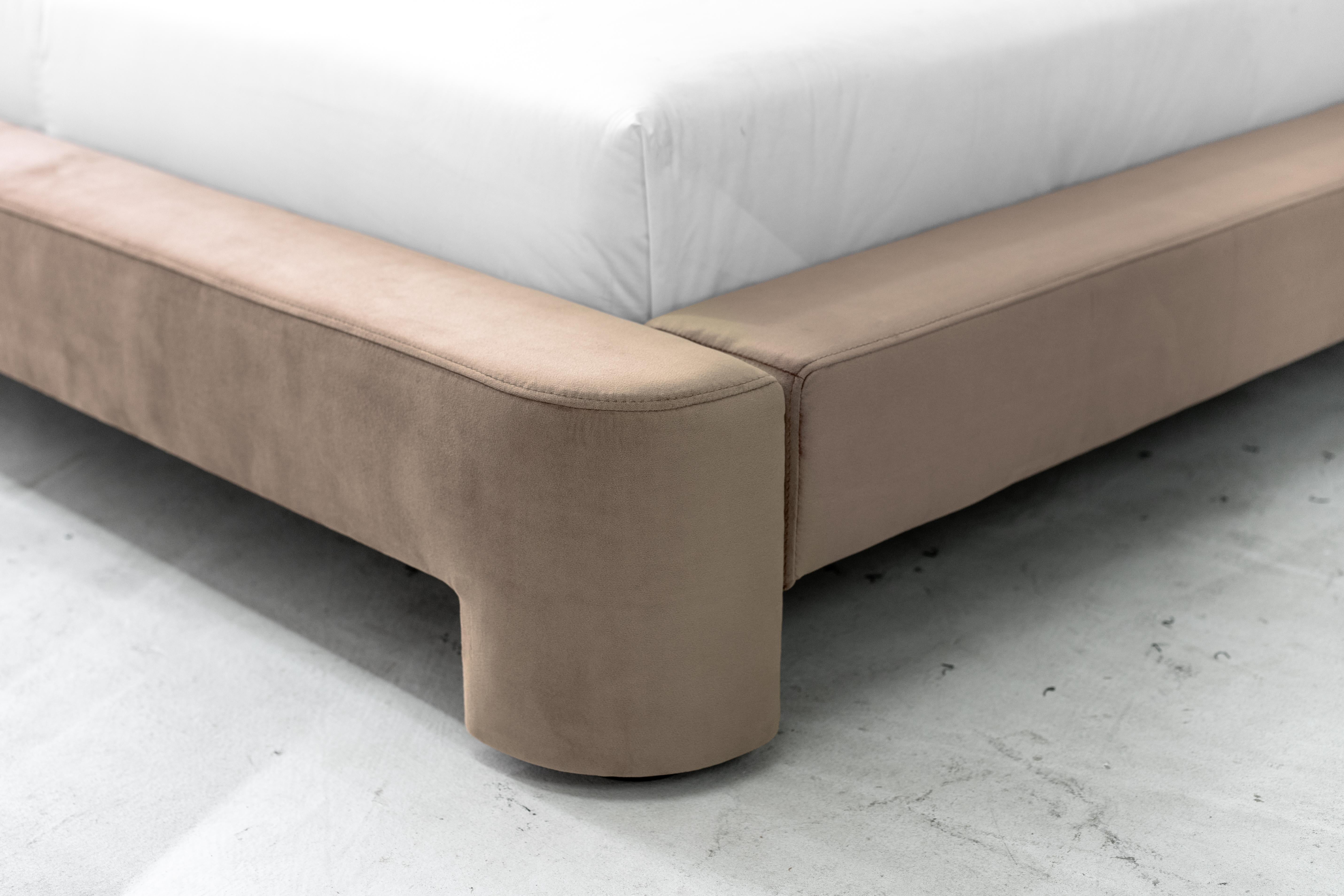 Letto Gar, Letto imbottito in velluto in vendita 2