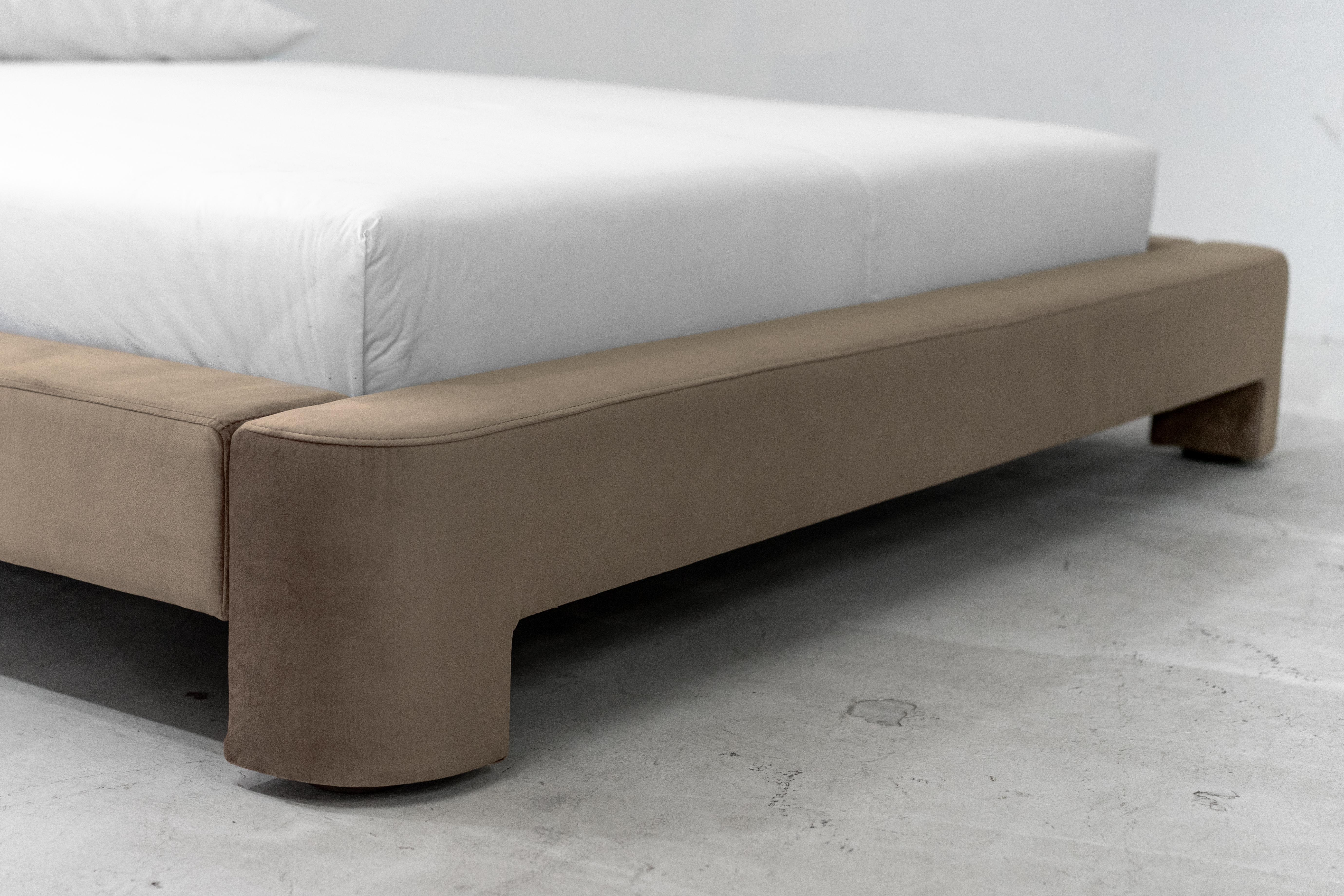 Letto Gar, Letto imbottito in velluto in vendita 3