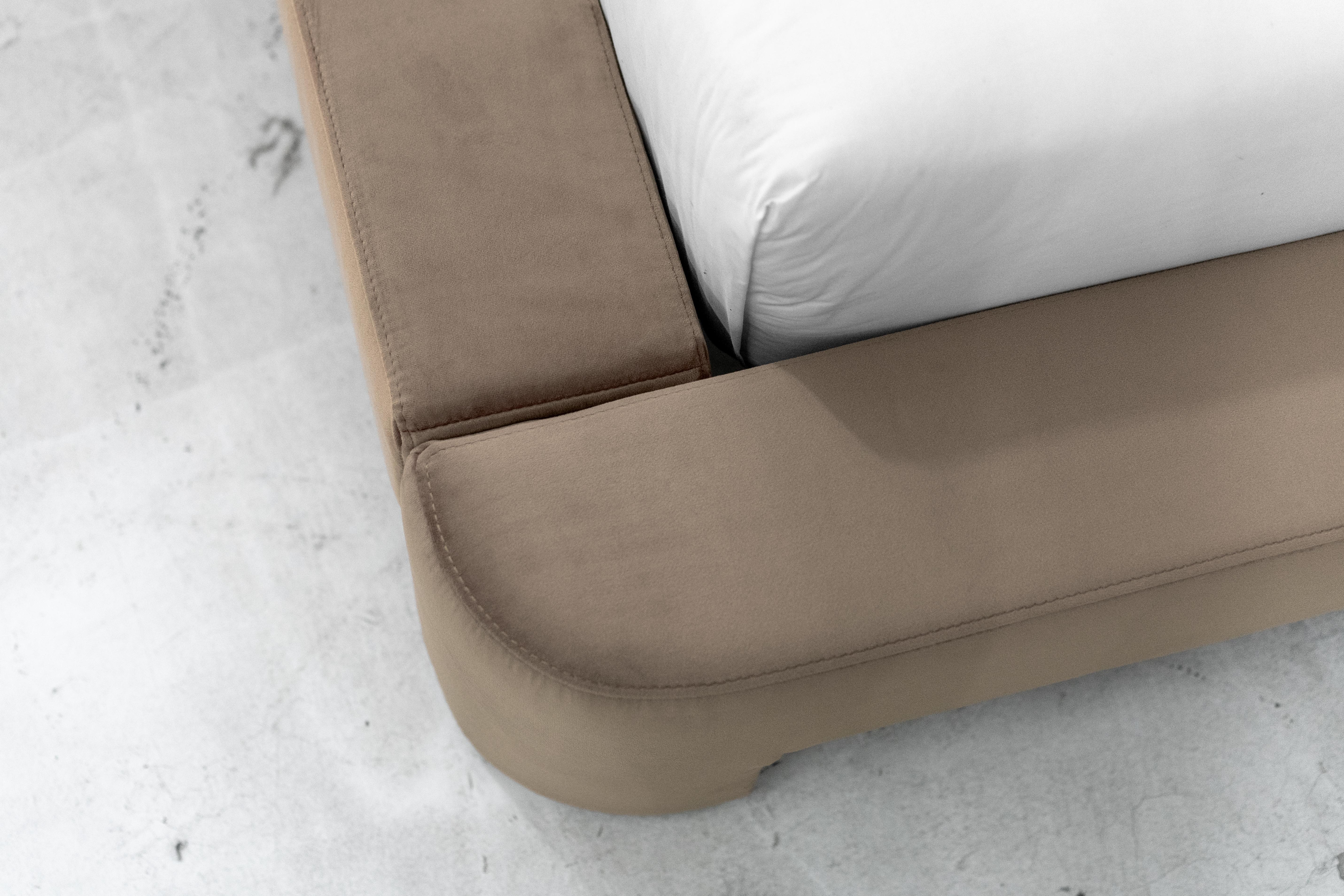 Letto Gar, Letto imbottito in velluto in vendita 4