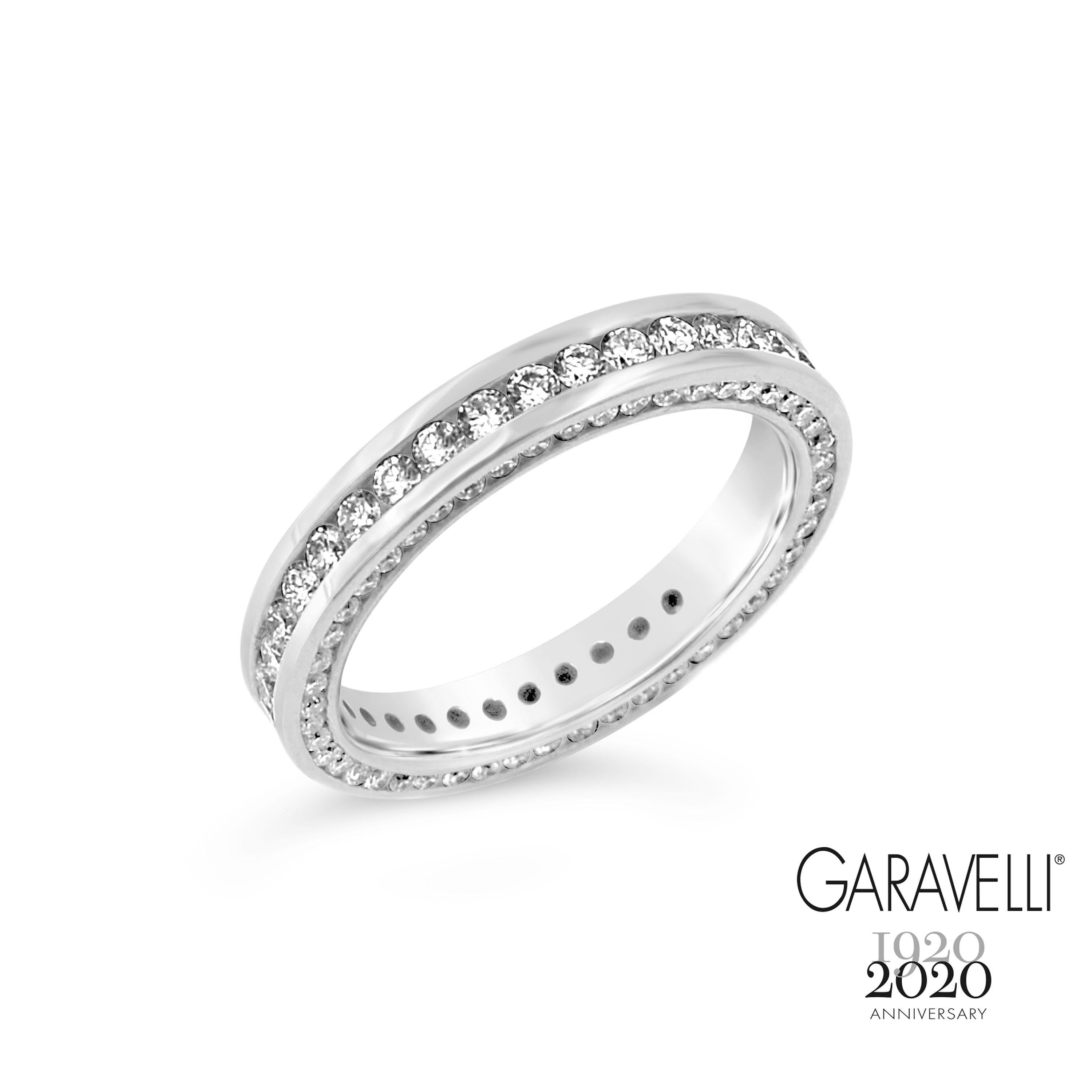 Garavelli 18 Karat White Gold Diamonds Eternity Band Ring, size 54
This interesting band is set with white diamonds on the three sides.
Made In Italy 
18kt WHITE GOLD gr :4.20
WHITE DIAMONDS ct 1.49