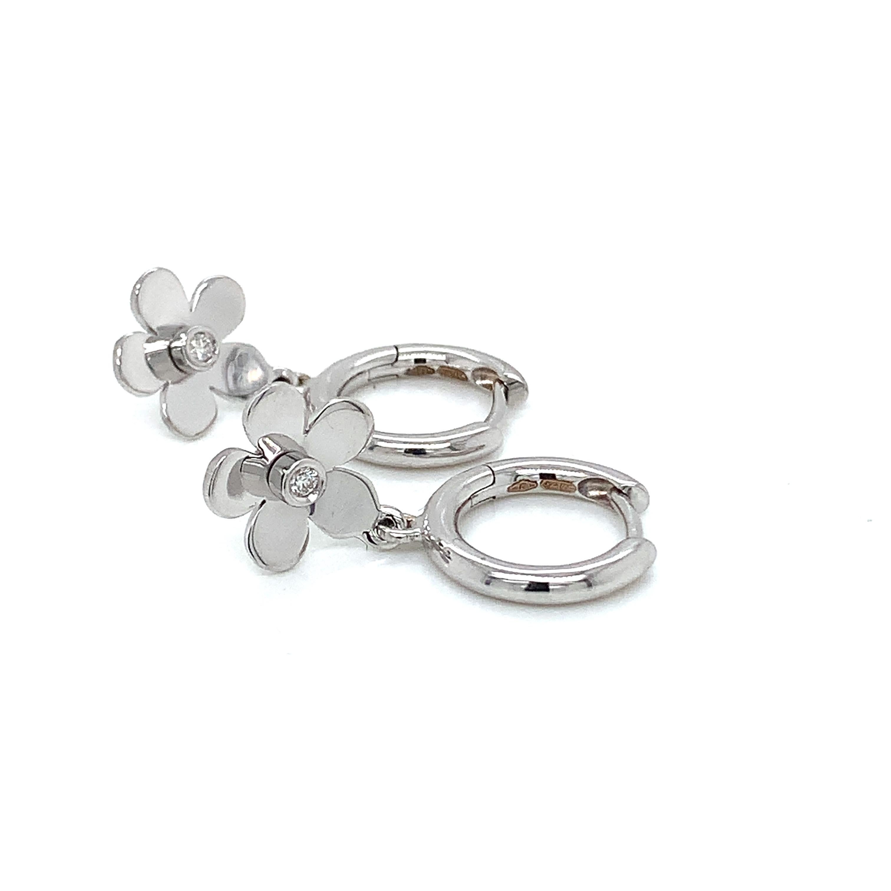 Garavelli 18 Karat White Gold Flower Garavelli Earrings, from Minuette collection, with   diamonds at the center of each flowers.
Earrings length mm 23
18kt GOLD  : gr 4.37
White diamonds ct 0.04   
Made in Italy