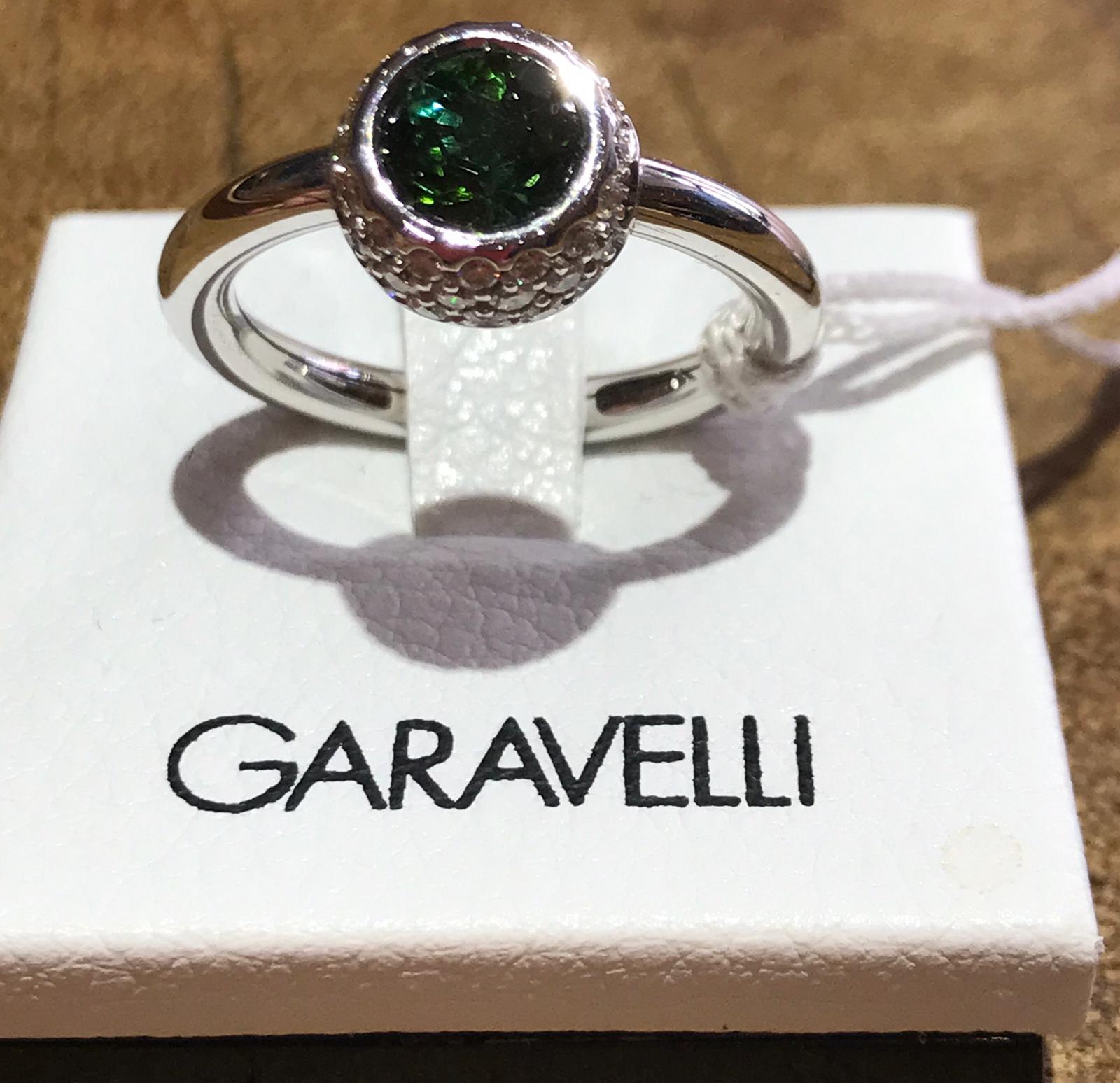 Garavelli 18 Karat White Gold Green Tourmaline White Diamond
Giotto Collection Ring
A beautiful round Green Tourmaline surrounded by white diamonds pavè on the side of the head of the ring 
Green Tourmaline carat weight 0,94 diameter mm 6
18KT GOLD 