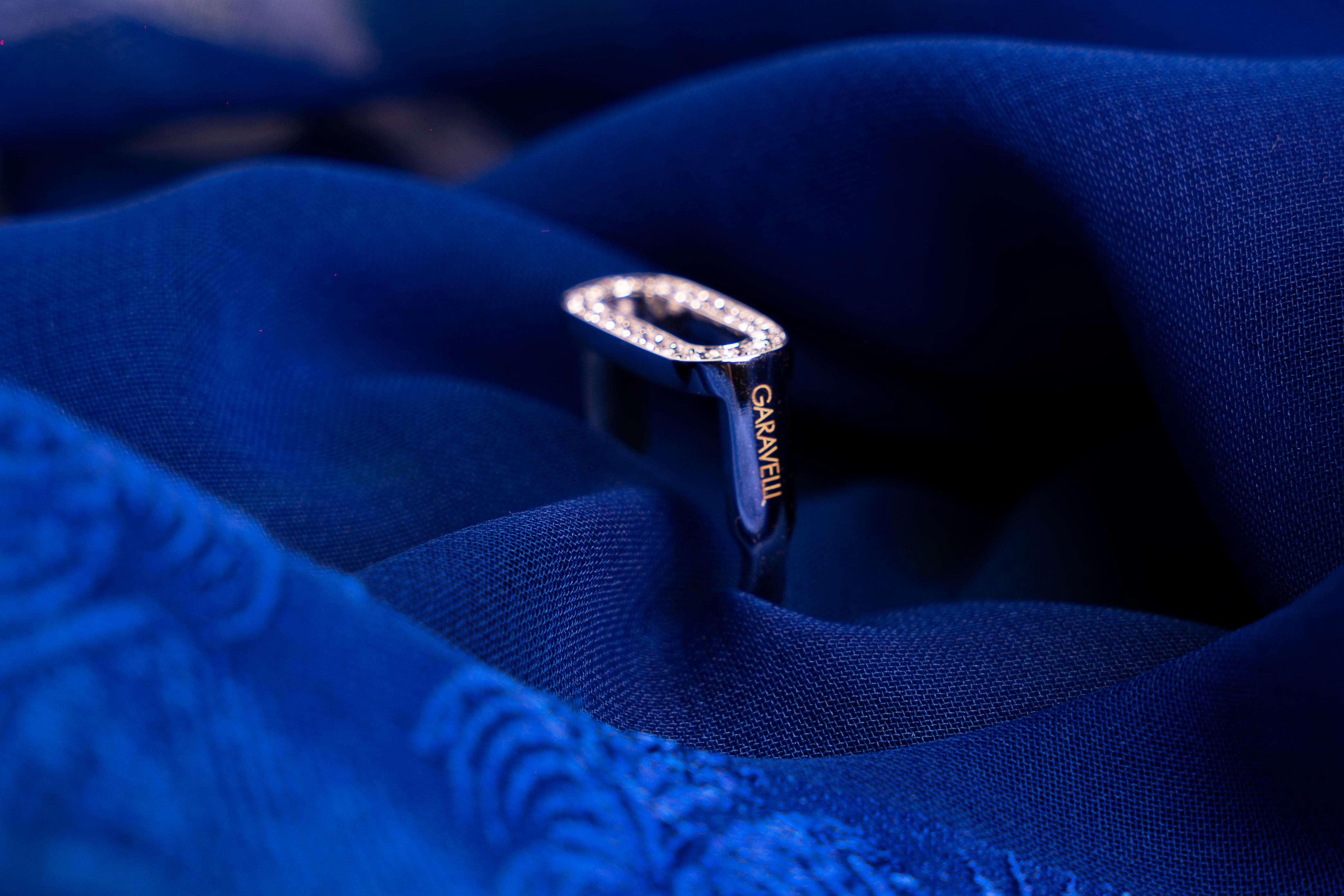 For Sale:  Garavelli 18 Karat White Gold Stirrups Collection Ring 2