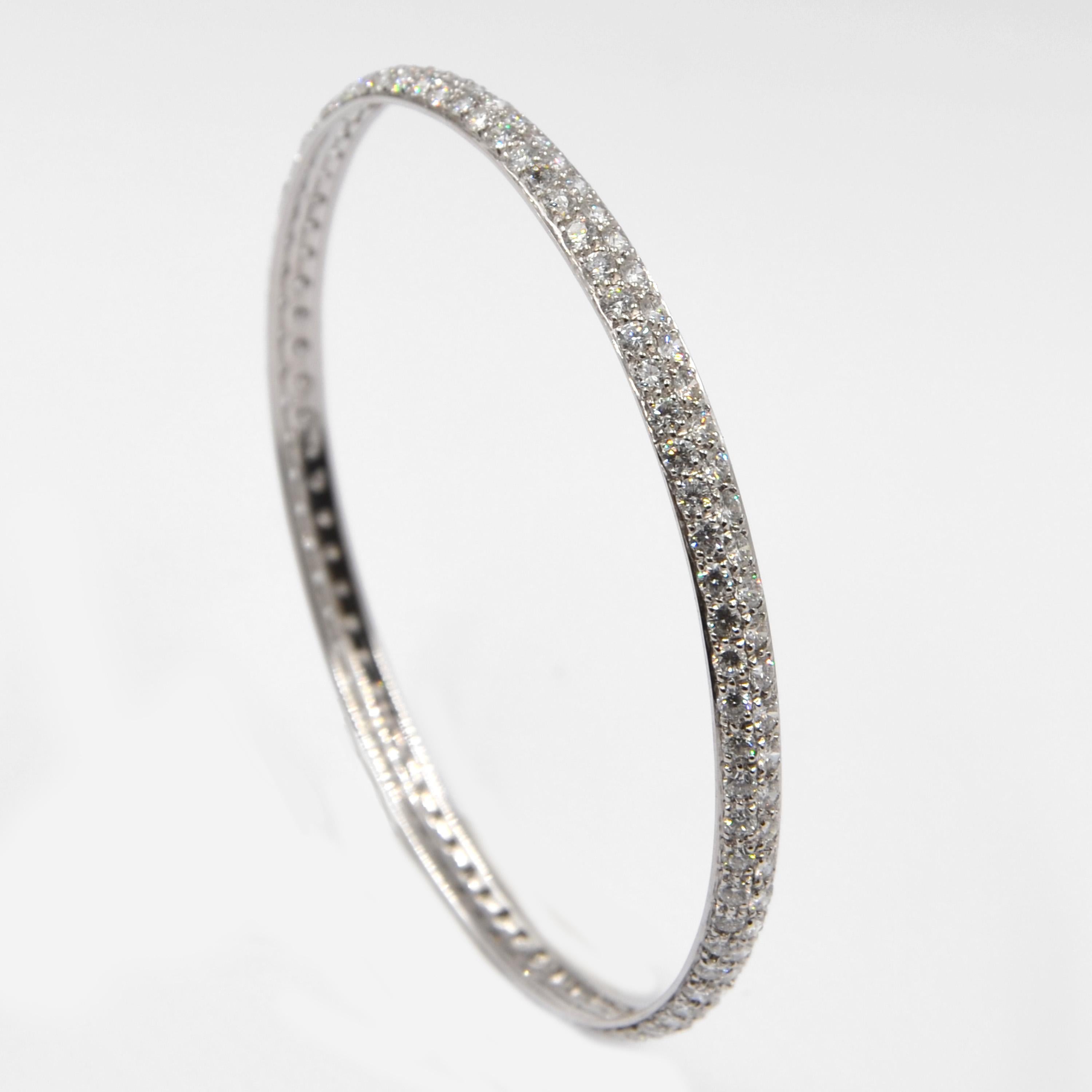 Bracelet Garavelli en or blanc 18 carats avec diamants ronds. Il est parfait pour être empilé
Bracelet à enfiler diamètre mm 65 , épaisseur mm.5
Trois rangées parfaites de diamants blancs pleine taille
Or 18 carats gr : 8.50
DIAMONDS BLANCS PAVE' ct