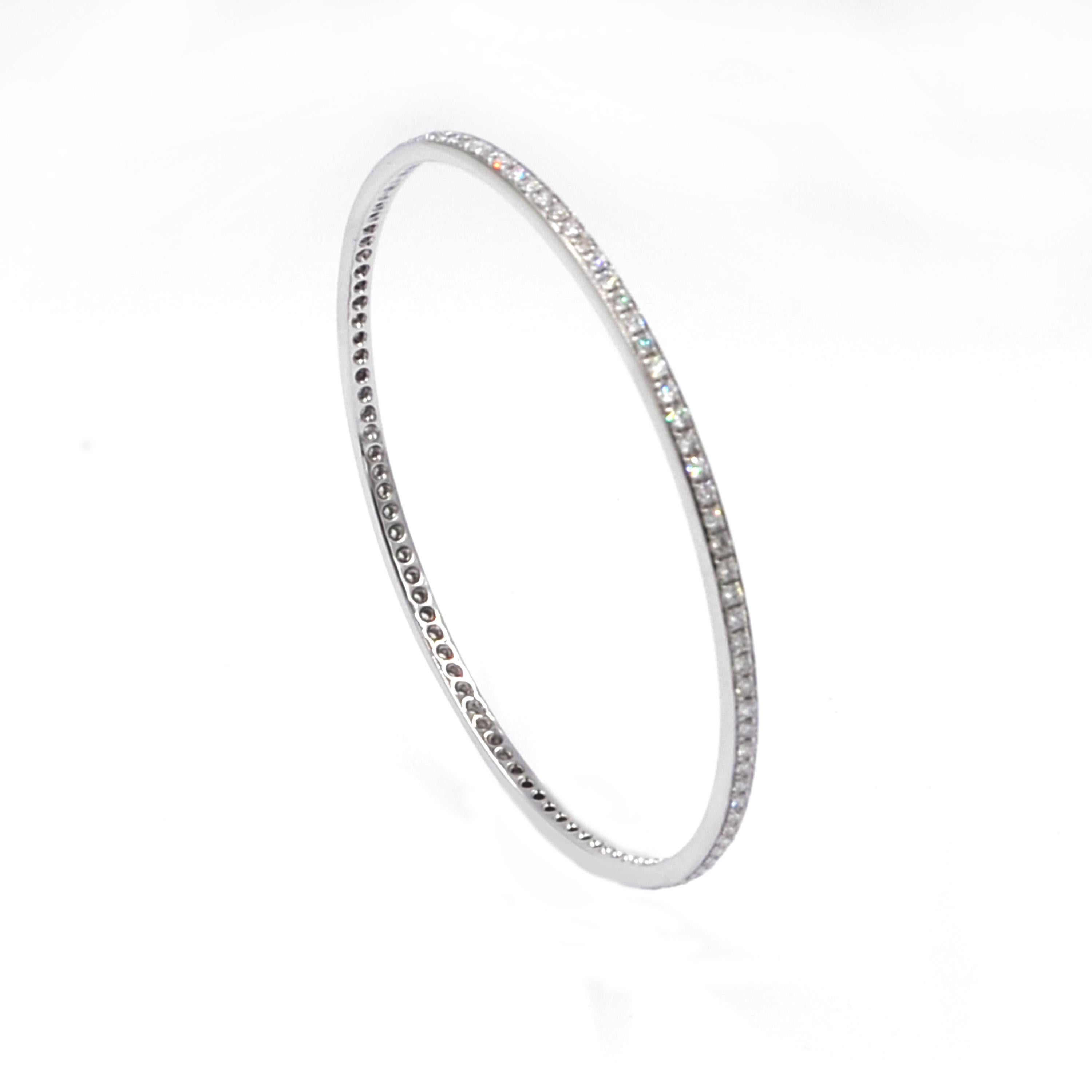 Taille ronde Garavelli Bracelet jonc en or blanc 18 carats avec diamants blancs en vente