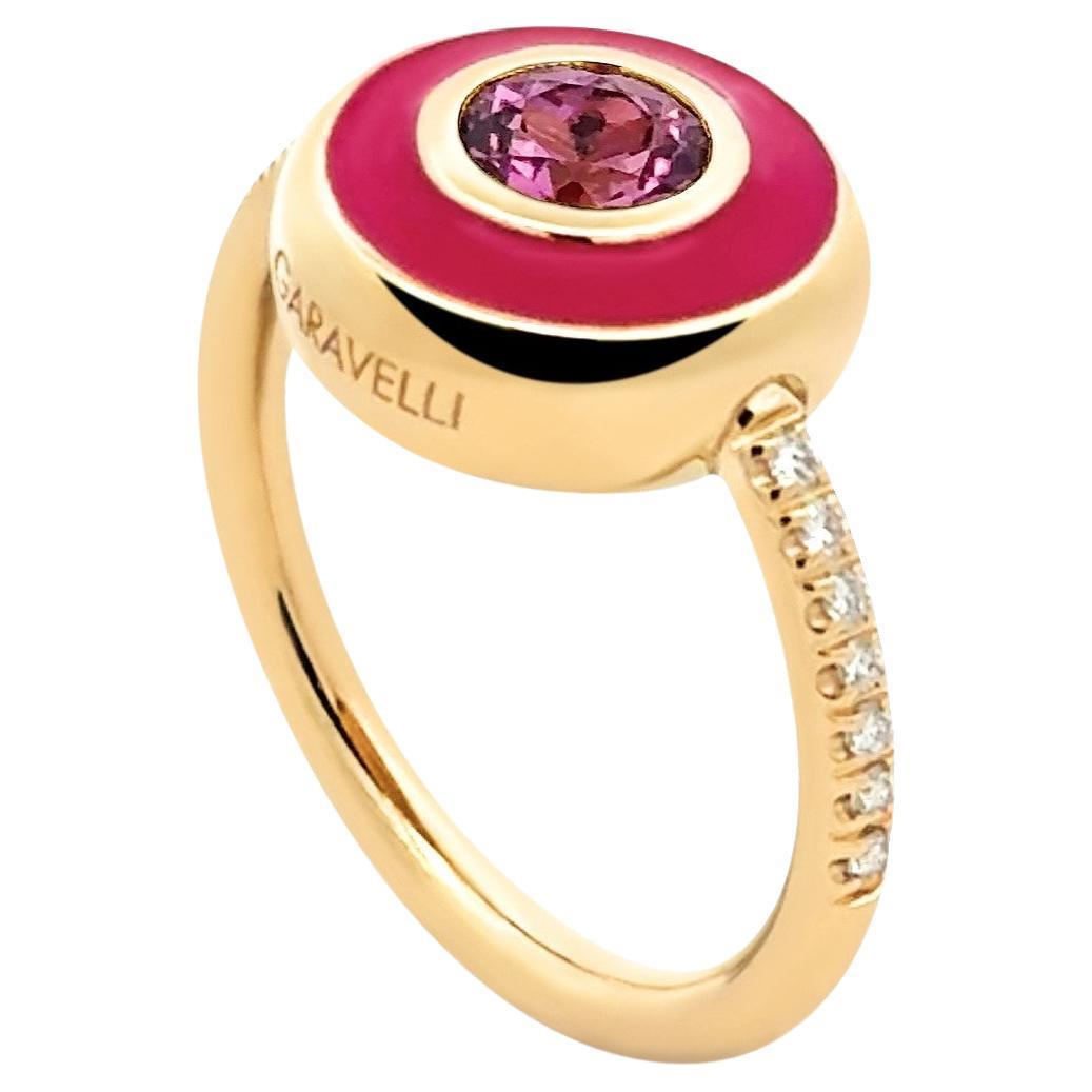 Garavelli Or jaune 18 carats  Bague de la collection Giotto en émail fucsia + Rodolite et diamants. Diamants blancs  sur la tige . Bague taille 50 EU - taille 5.5 USA   
La tête en or de la bague a un diamètre de 10 mm et une hauteur de 4 mm.
La