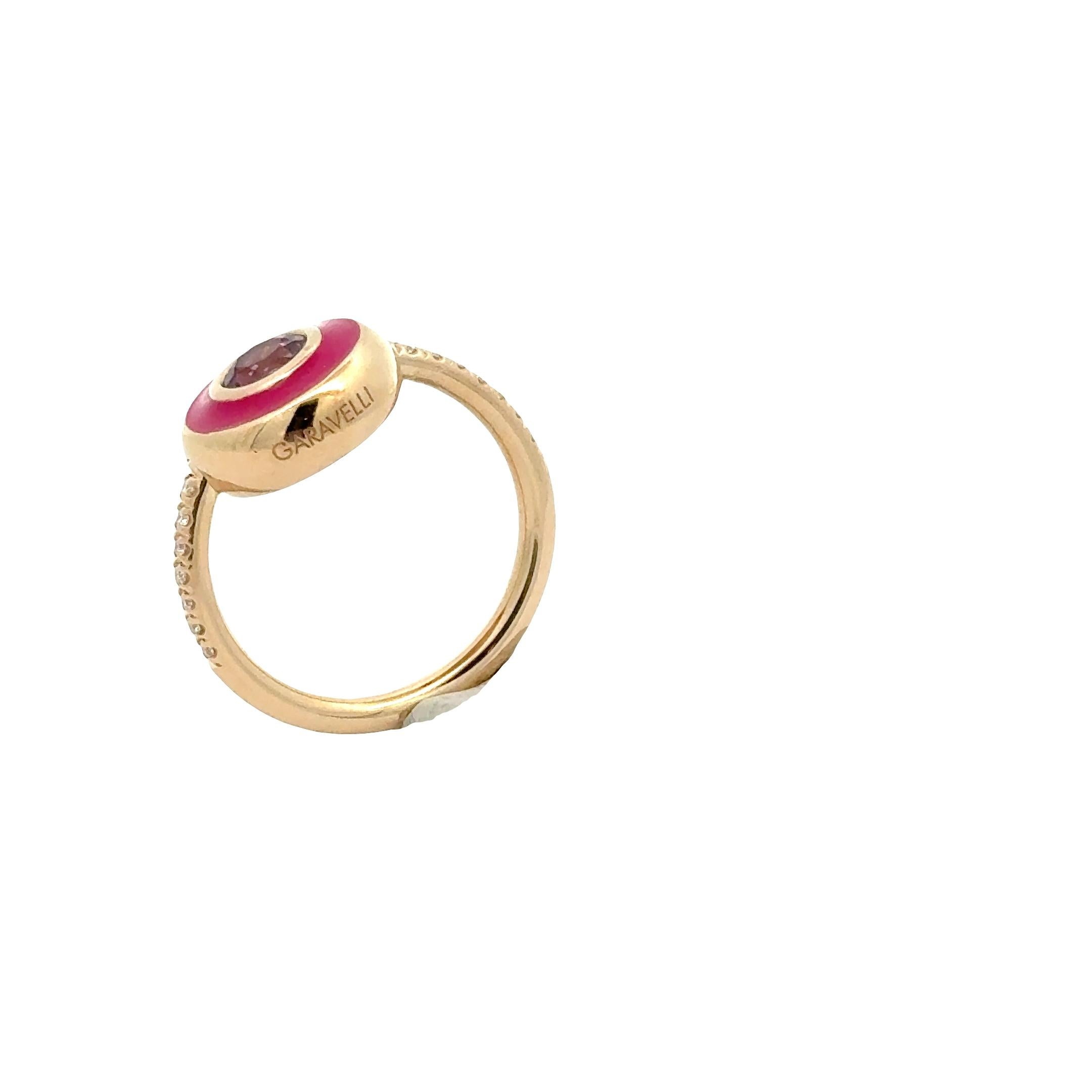 Taille ronde Garavelli Bague Giotto en or jaune 18 carats, émail fucsia et rodolite en vente