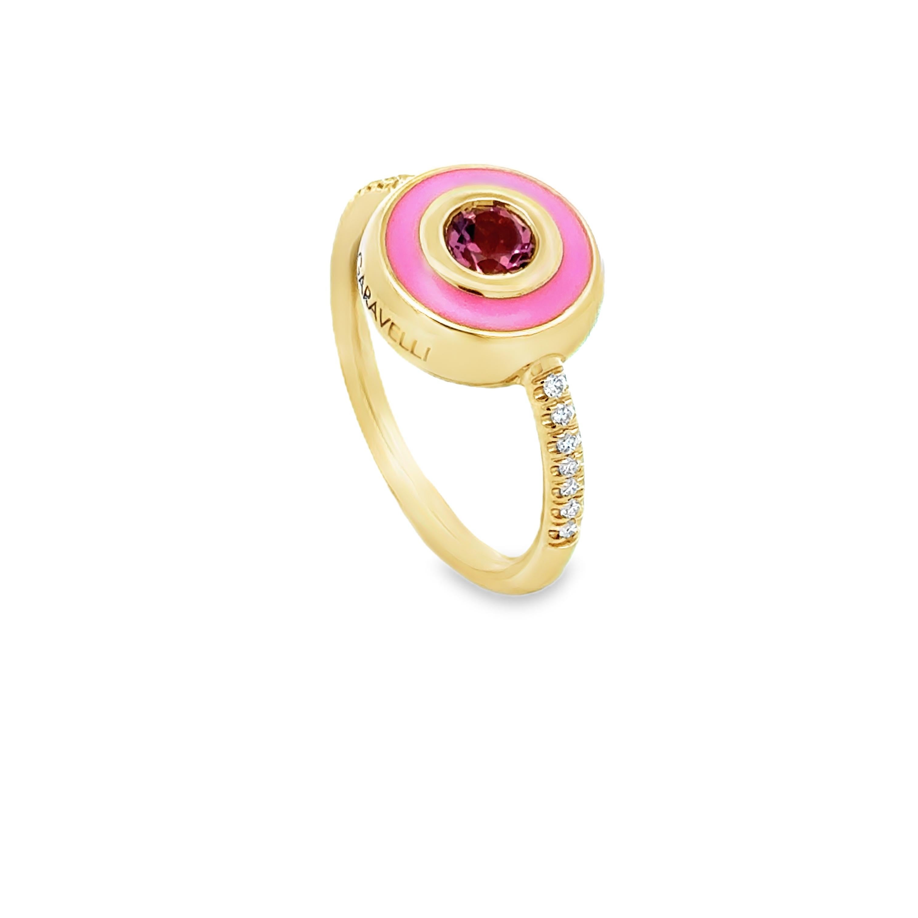 Garavelli in oro giallo 18 carati  Anello della Collection'S con smalto rosa, tormalina rosa e diamanti. Diamanti bianchi  incastonato sul gambo. Anello misura 50 EU - misura 5,5 USA   
La testa d'oro dell'anello ha un diametro di 10 mm e un'altezza