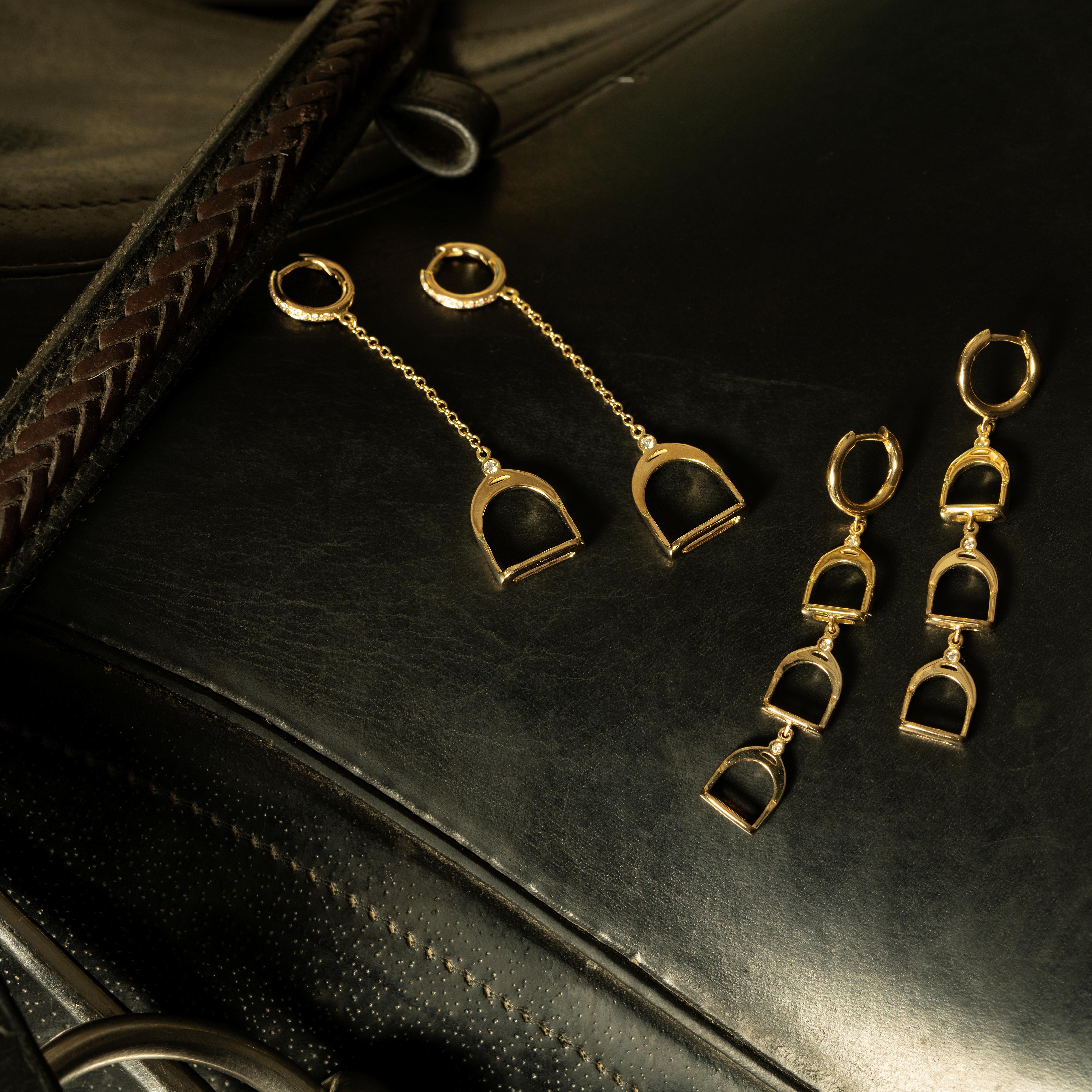 Garavelli in oro bianco 18 carati  Orecchini pendenti della collezione Staffe con diamanti marroni. Prodotto a Valenza, Italia
Ogni staffa è alta 20 mm e ha un diamante marrone.
Lunghezza totale degli orecchini mm 60
18kt  ORO  gr 6,50
Diamanti ct