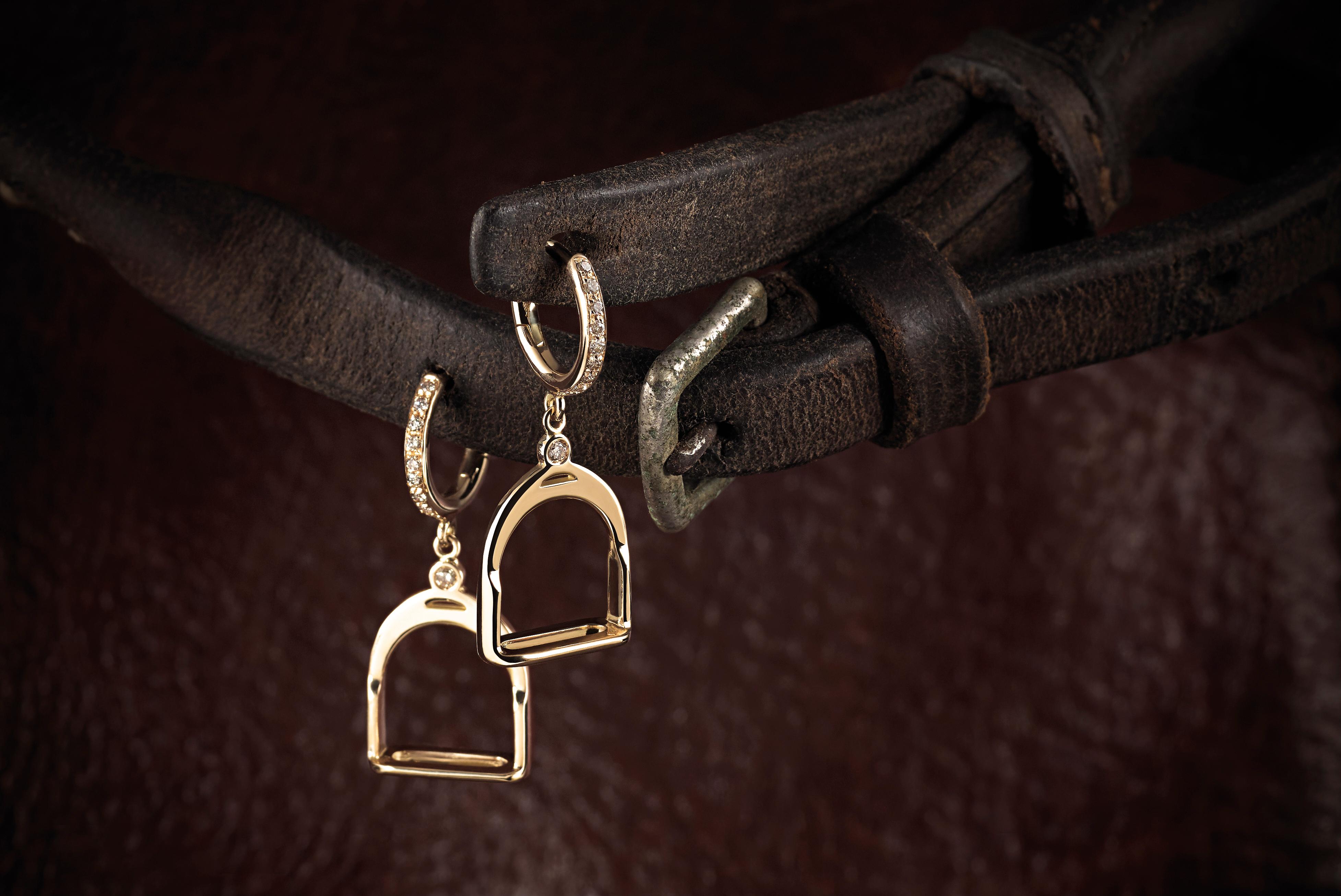 Garavelli 18 Karat Yellow Gold  Dangling Earrings from Staffe Collection, featuring brown diamonds accents. Made in Valenza, Italy
Each stirrup is 15 mm tall and have one brown diamond.
Total earrings length mm 25 
18kt YELLOW GOLD  : gr
