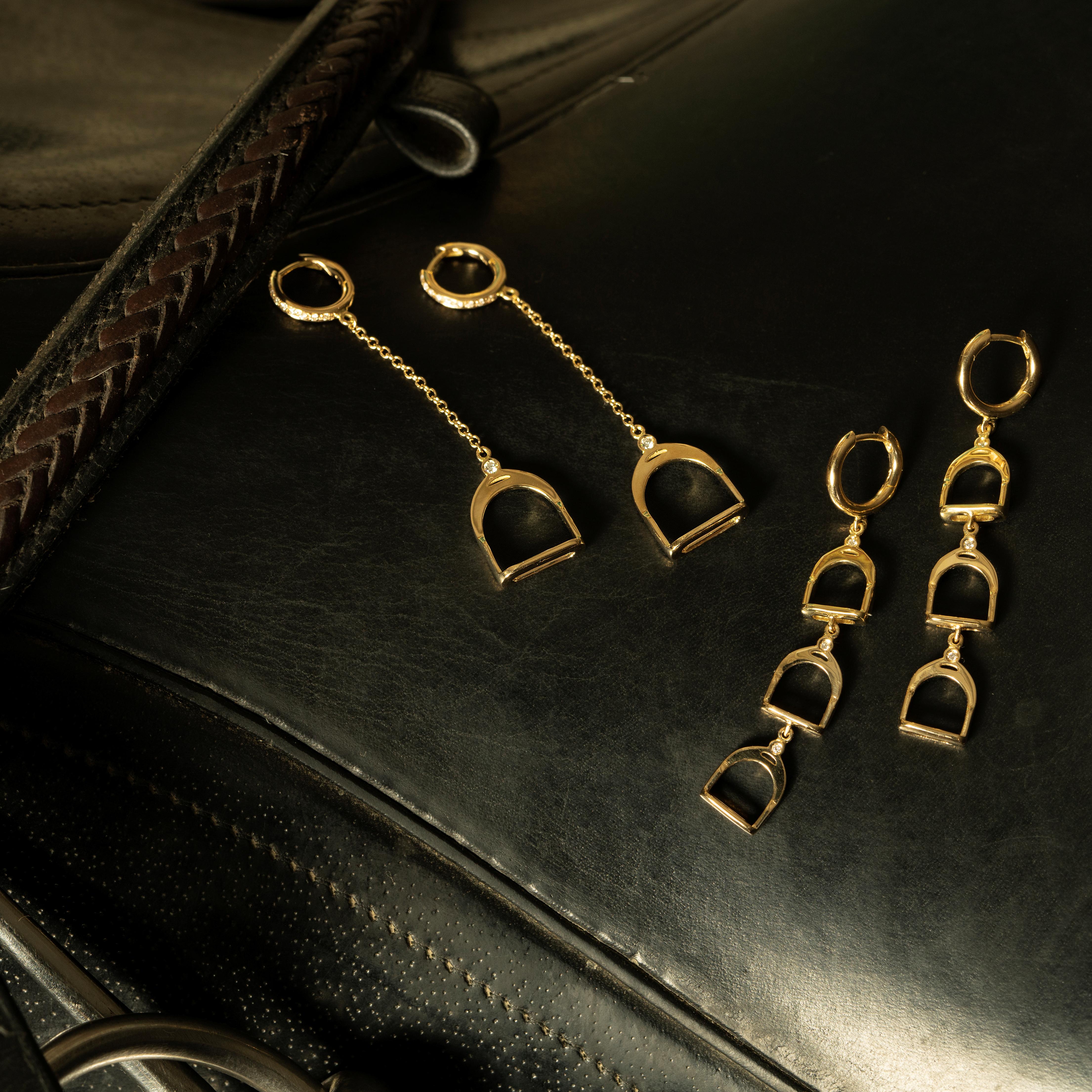 Garavelli 18 Karat Yellow Gold  Dangling Earrings from Staffe Collection, featuring brown diamonds accents. Made in Valenza, Italy
Each stirrup is 20 mm tall and have one brown diamond.
Total earrings length mm 60
18kt YELLOW GOLD  : gr