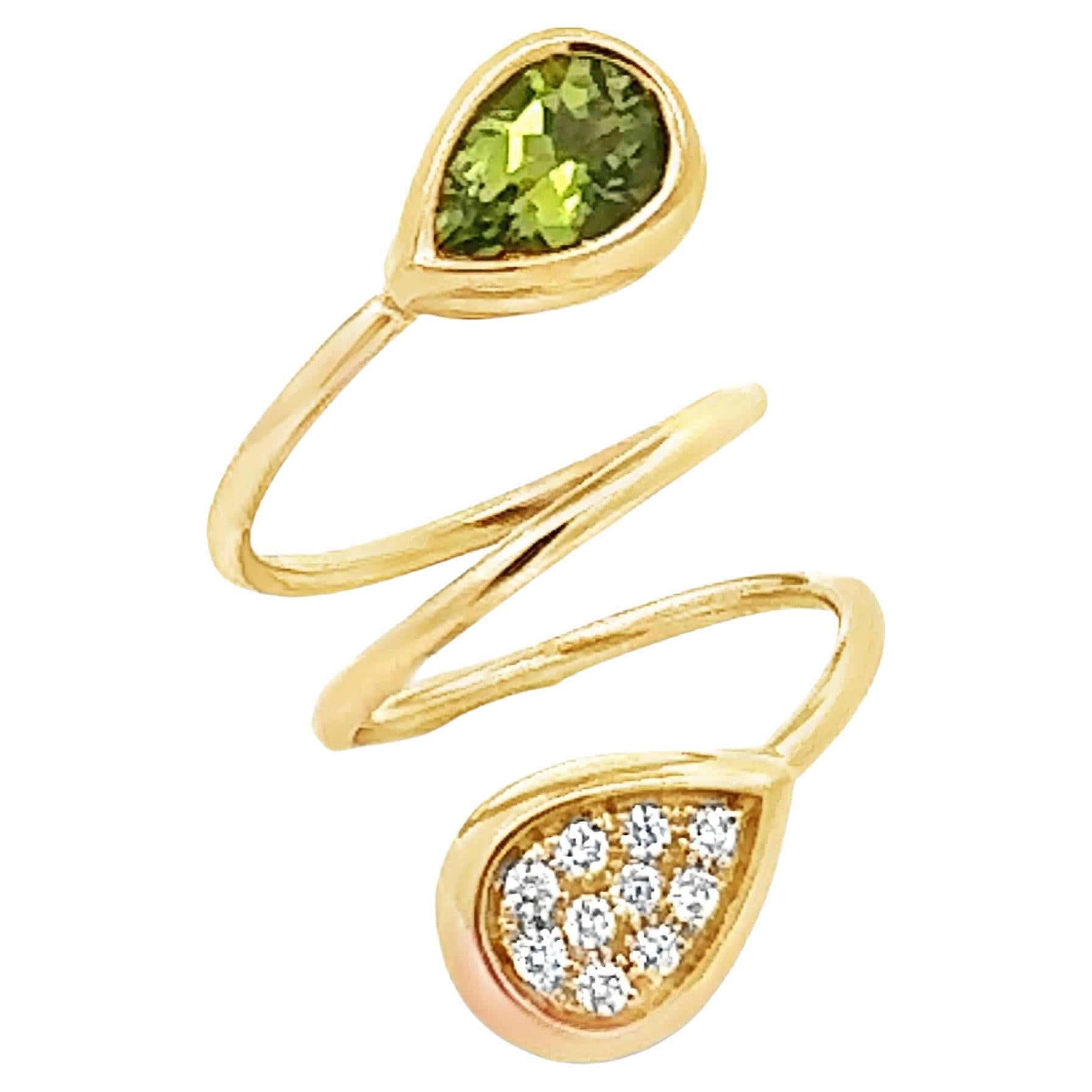 Garavelli 18 KT Yellow Gold Contrarier Ring with Peridot and Pavè Diamond Drops For Sale