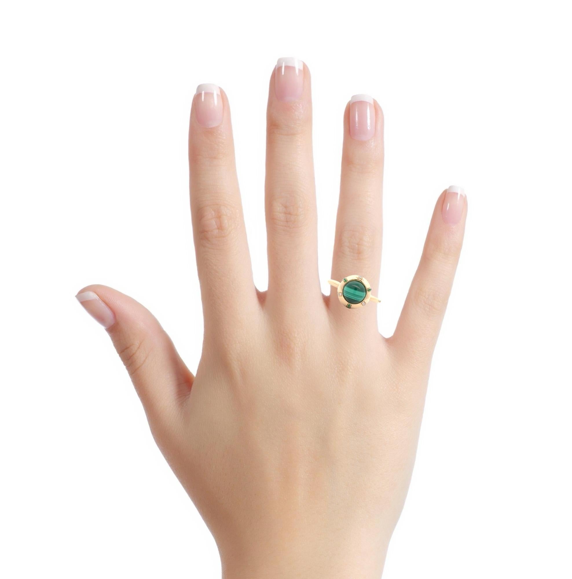 Garavelli 18 Karat Yellow Gold Ring with a round cabochon malachite and stripes of diamonds and emerals, from the Giotto  Cabochon Edition Collection. 
Ring size 52 EU 6 USA   
The cabochon malachite stone is diameter mm 8 height mm 4 and its weight