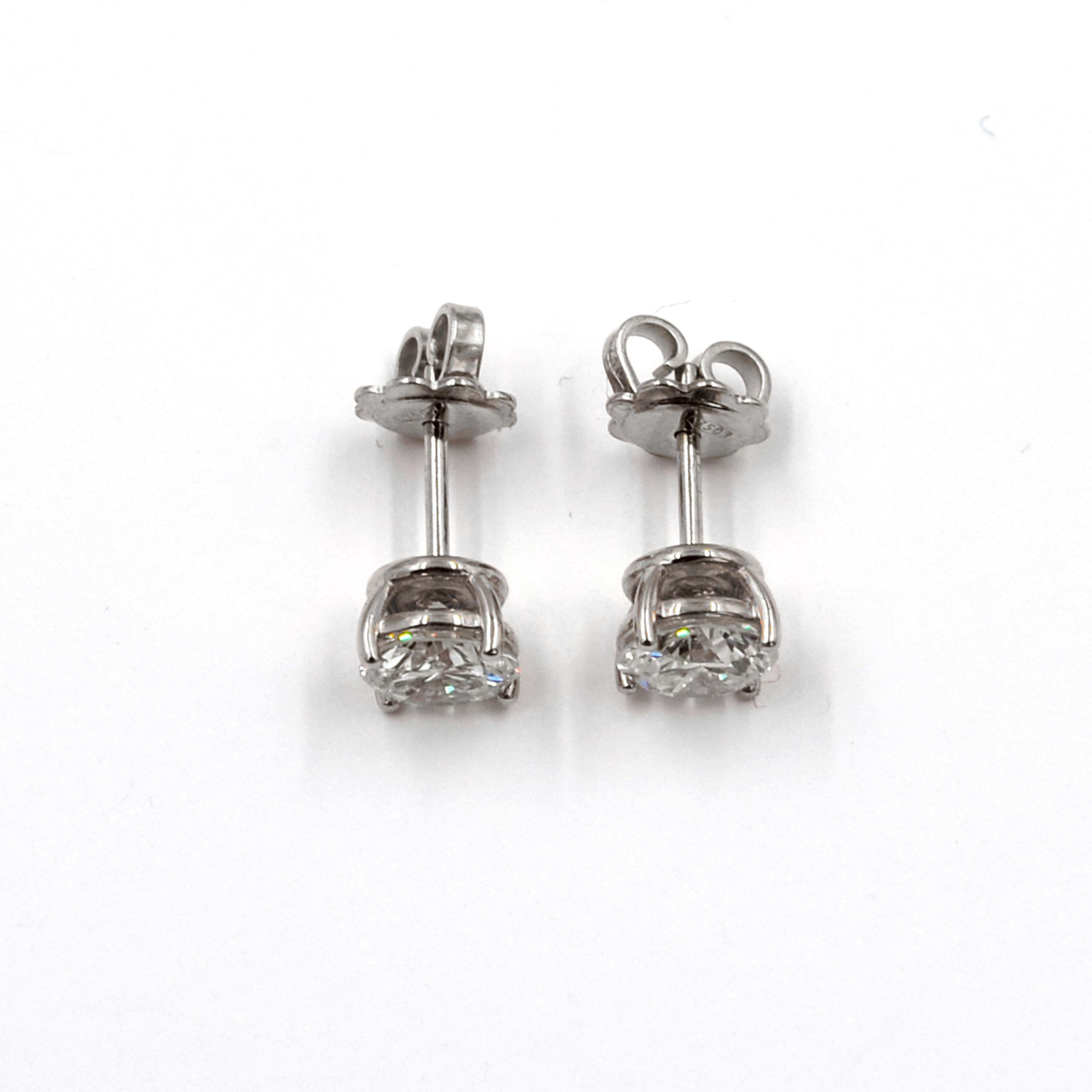 Garavelli 18kt White Gold Diamonds Stud Earrings
Diamond round stones weighting ct 1.05 and ct 1.05
Laboratory diamond verification    clarity VVS2 Color J and VVS1 color I
Made In Italy 
18kt GOLD gr  :3.00
WHITE DIAMONDS  ct 2.10 in total
Matching