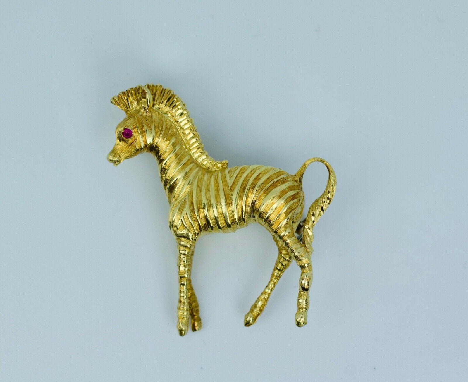 Garavelli Aldo 18k Yellow Gold Round Ruby Eye Zebra Pin
9.7 Grams
1.24 Inches tall
1.25 inch wide
1 Round Red Ruby Eye
This is a very unique Pin. It was made by Garavelli Aldo and this highly detailed pin also has hallmarks. If you have any