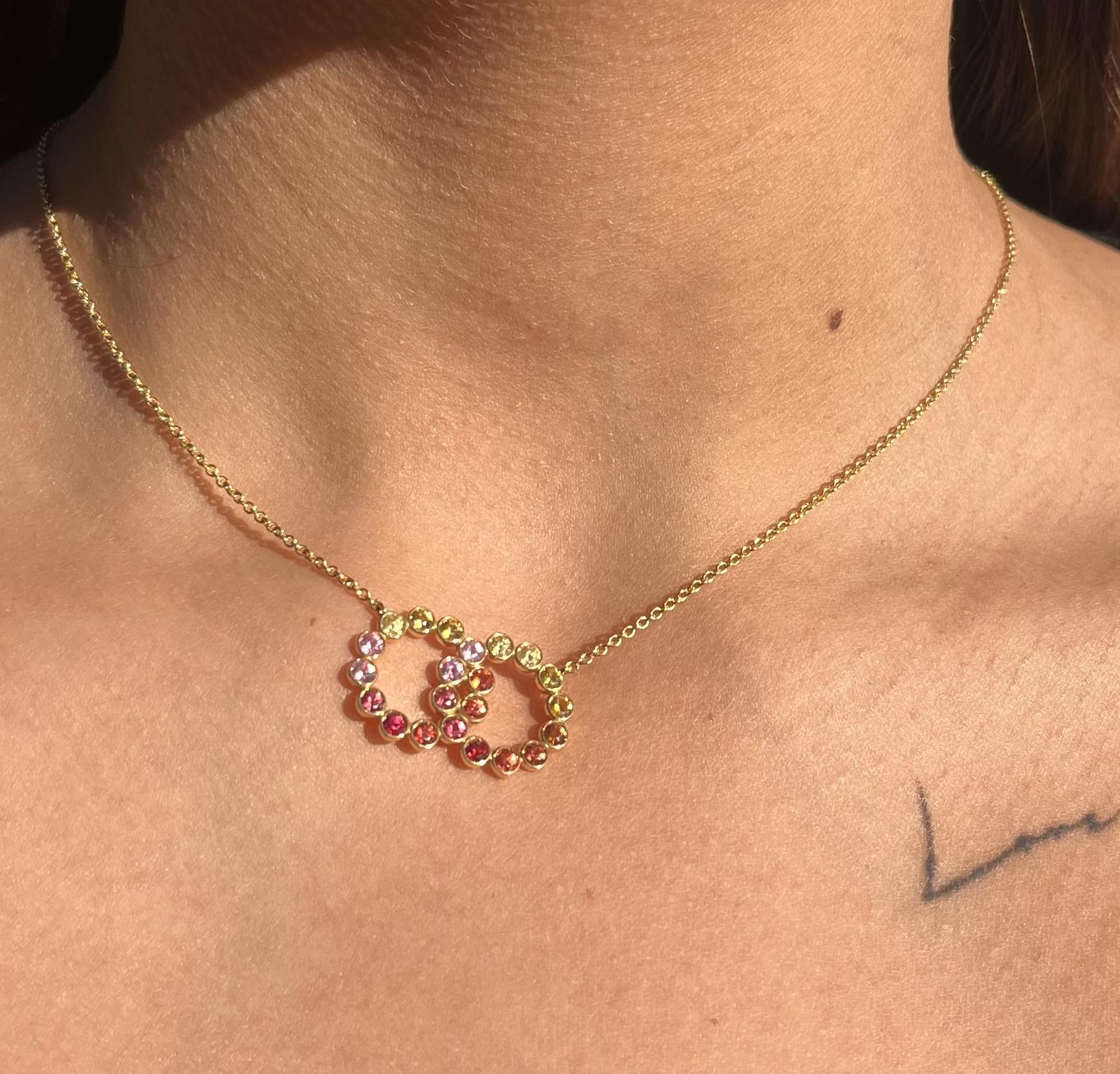 Garavelli  Pendentif double cercle en or jaune 18 carats avec saphirs arc-en-ciel en vente 4